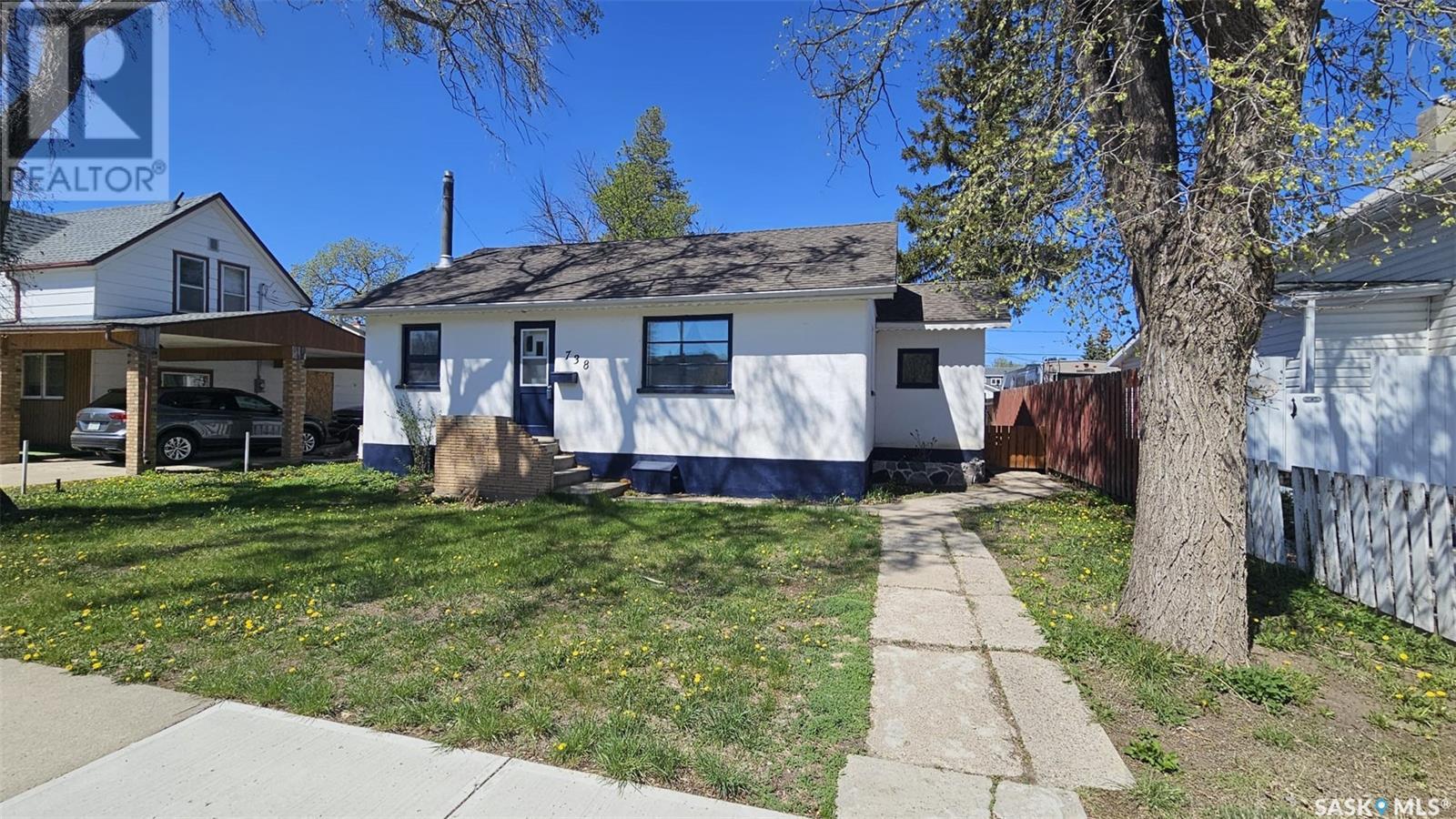 Property at 738 STADACONA STREET E image 3