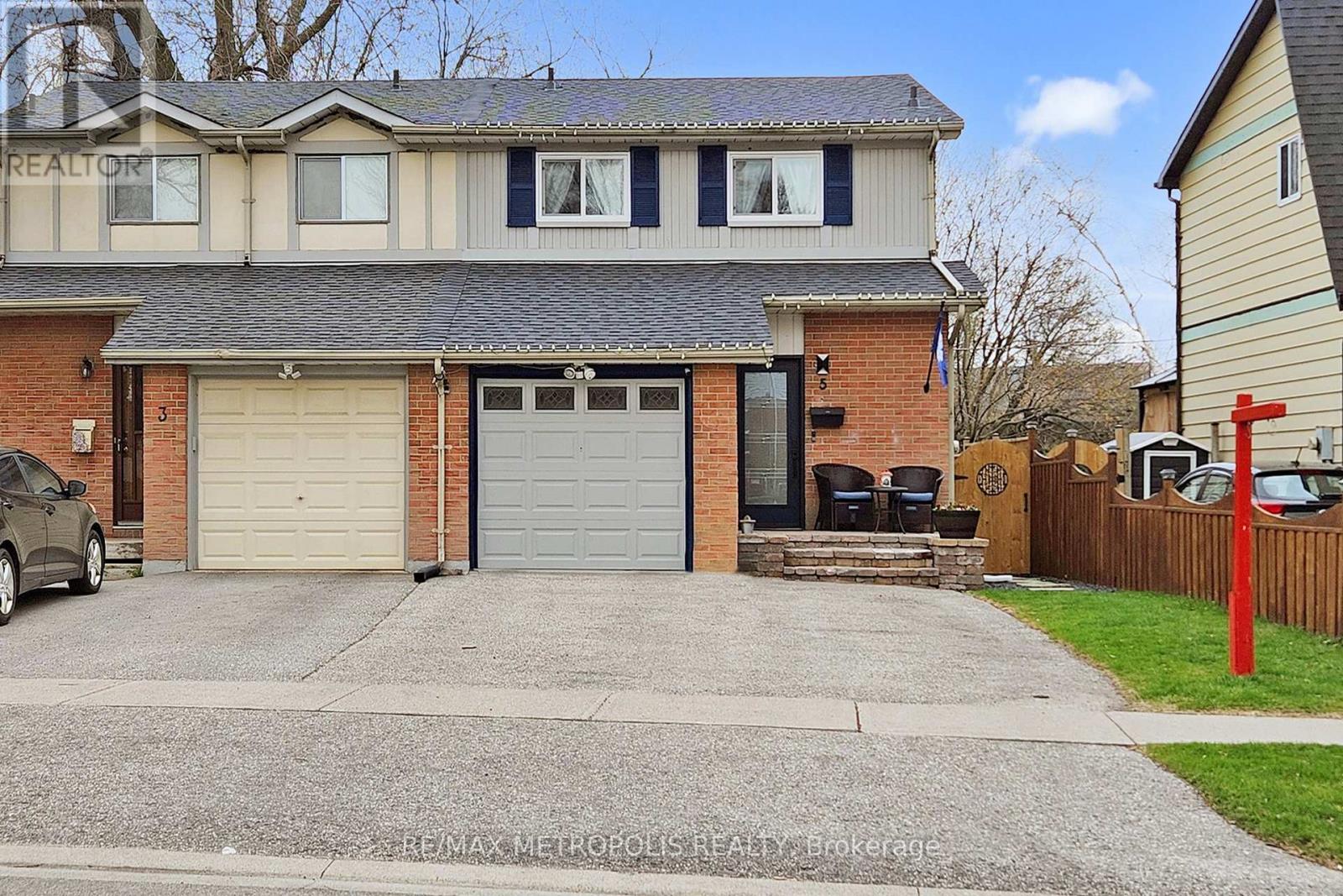 5 THOMAS STREET, Oshawa, Ontario