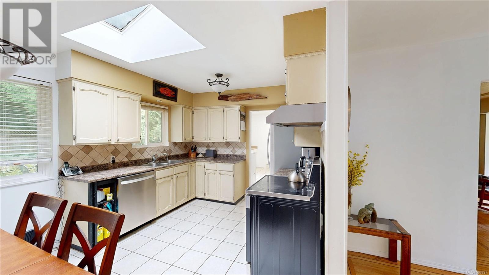 Property at 34 Malaspina Dr image 4