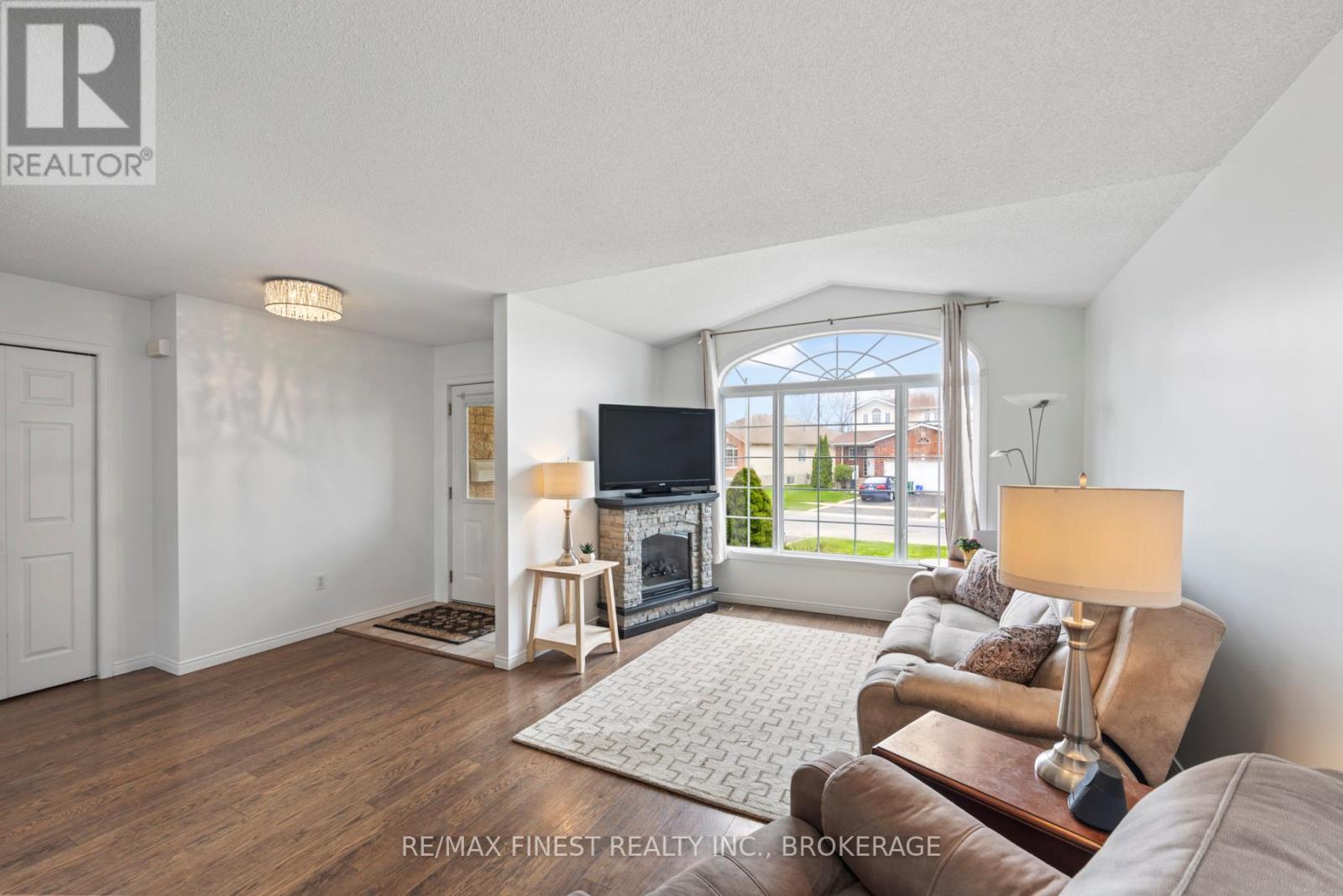 232 Sheridan Street, Kingston, Ontario  K7P 3C7 - Photo 4 - X12138364