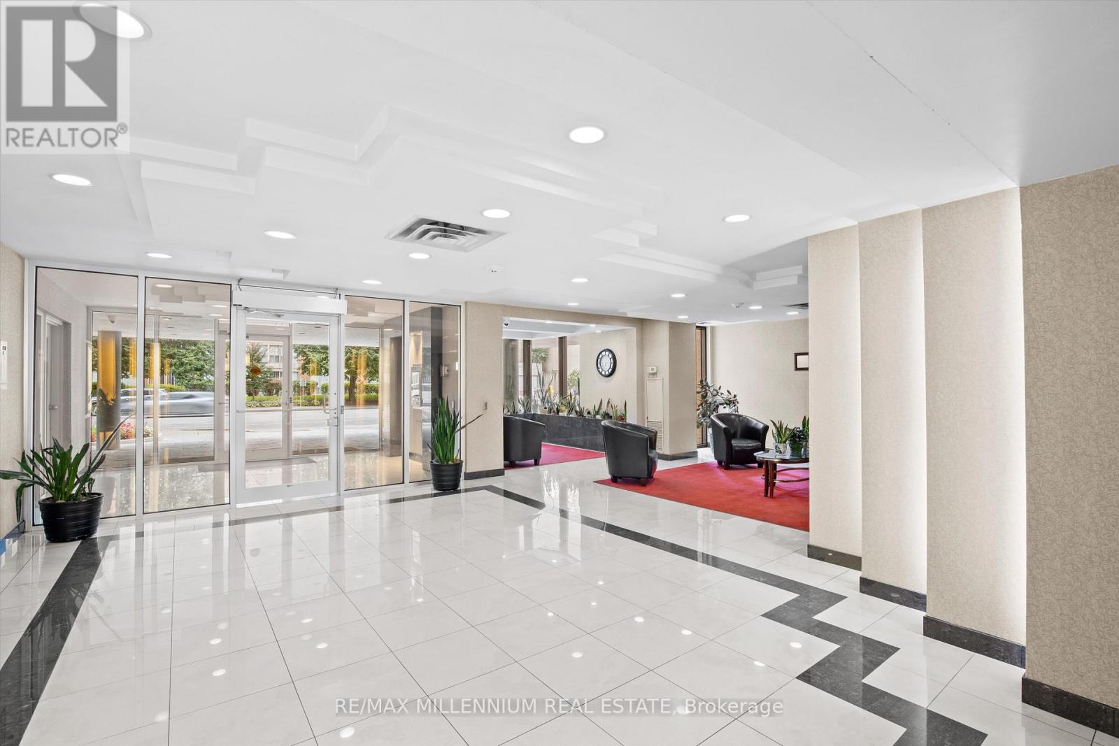610 - 300 Webb Drive, Mississauga, Ontario  L5B 3W3 - Photo 3 - W12131061