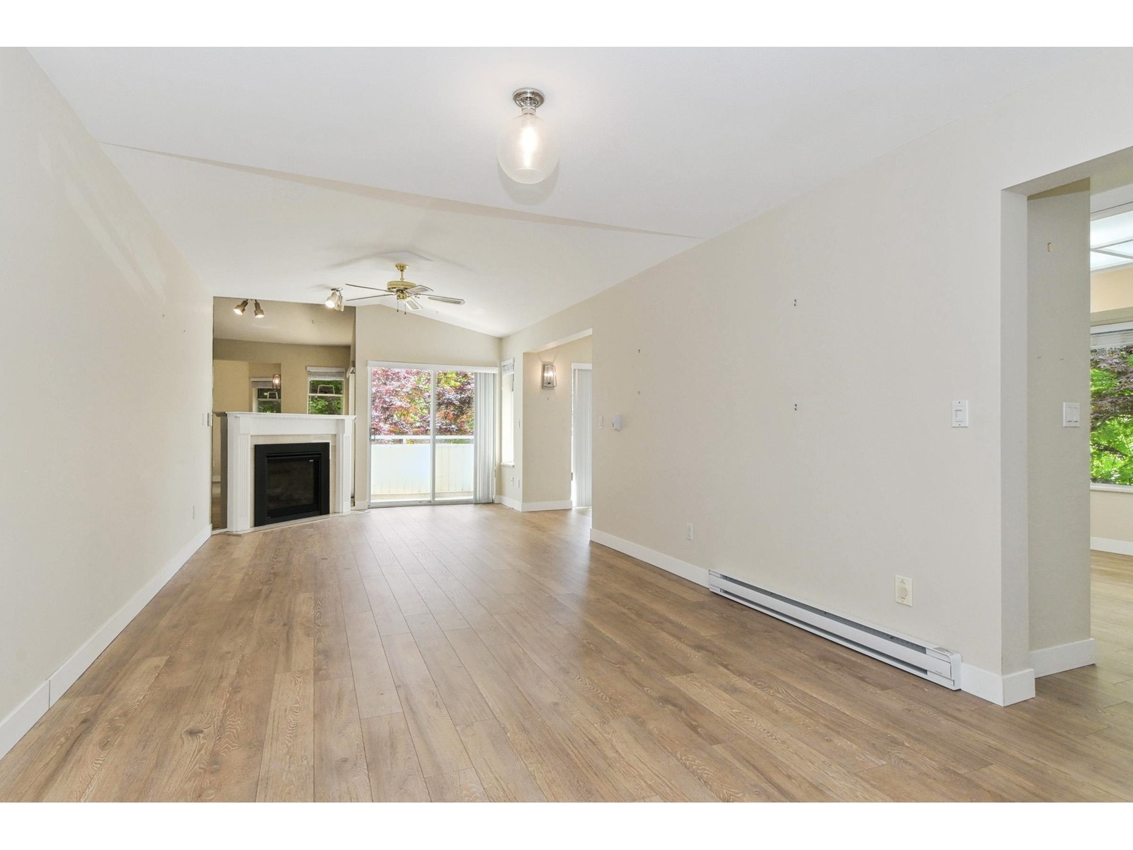 228 7156 121 Street, Surrey, British Columbia  V3W 0J6 - Photo 3 - R3000990