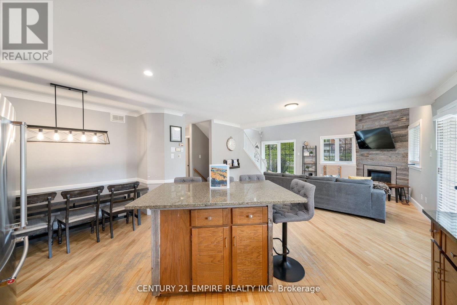 102 Liisa's Lane, Blue Mountains, Ontario  L9Y 0M3 - Photo 11 - X12138784