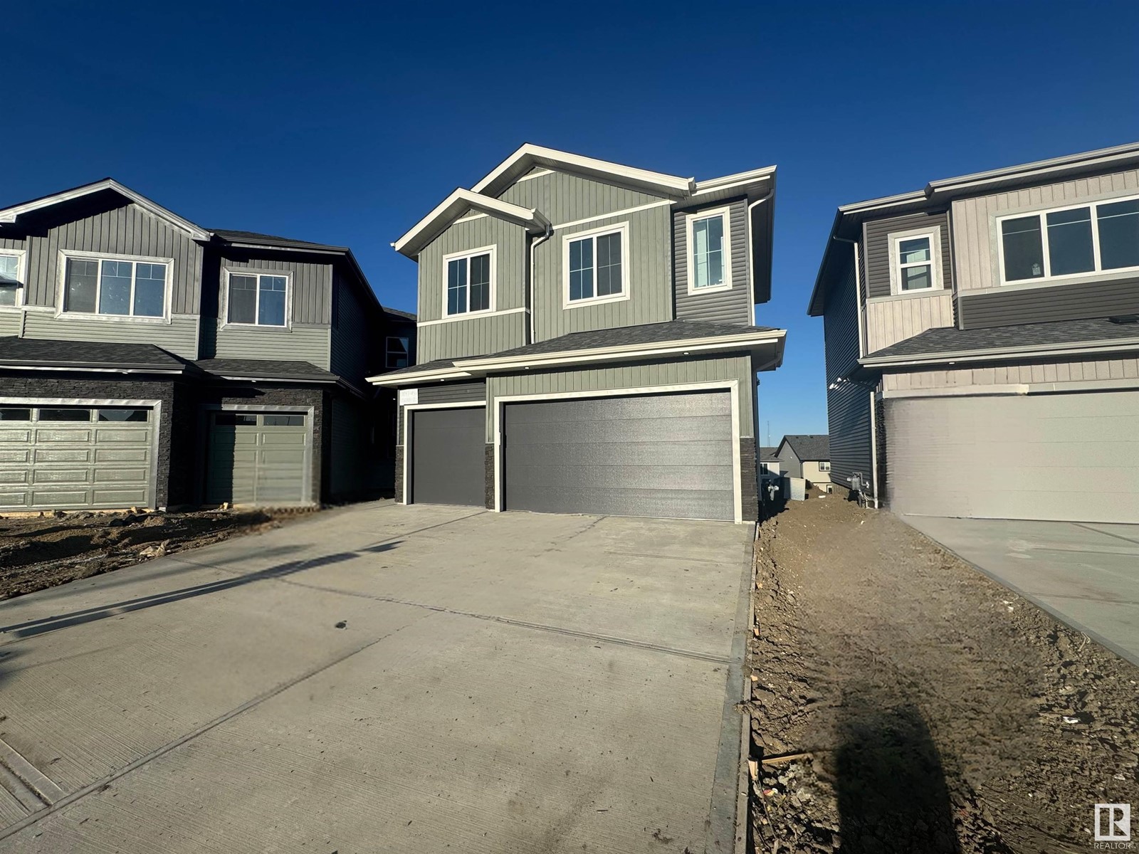Property at 17043 45 ST NW image 2