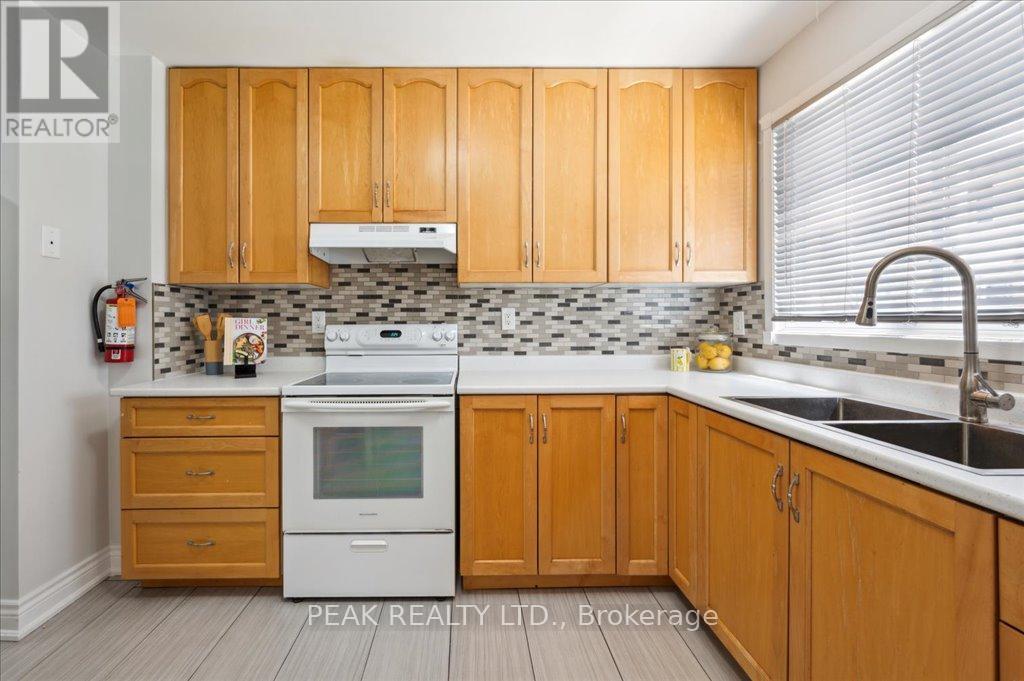 13 - 453 Albert Street, Waterloo, Ontario  N2L 5A7 - Photo 9 - X12138821