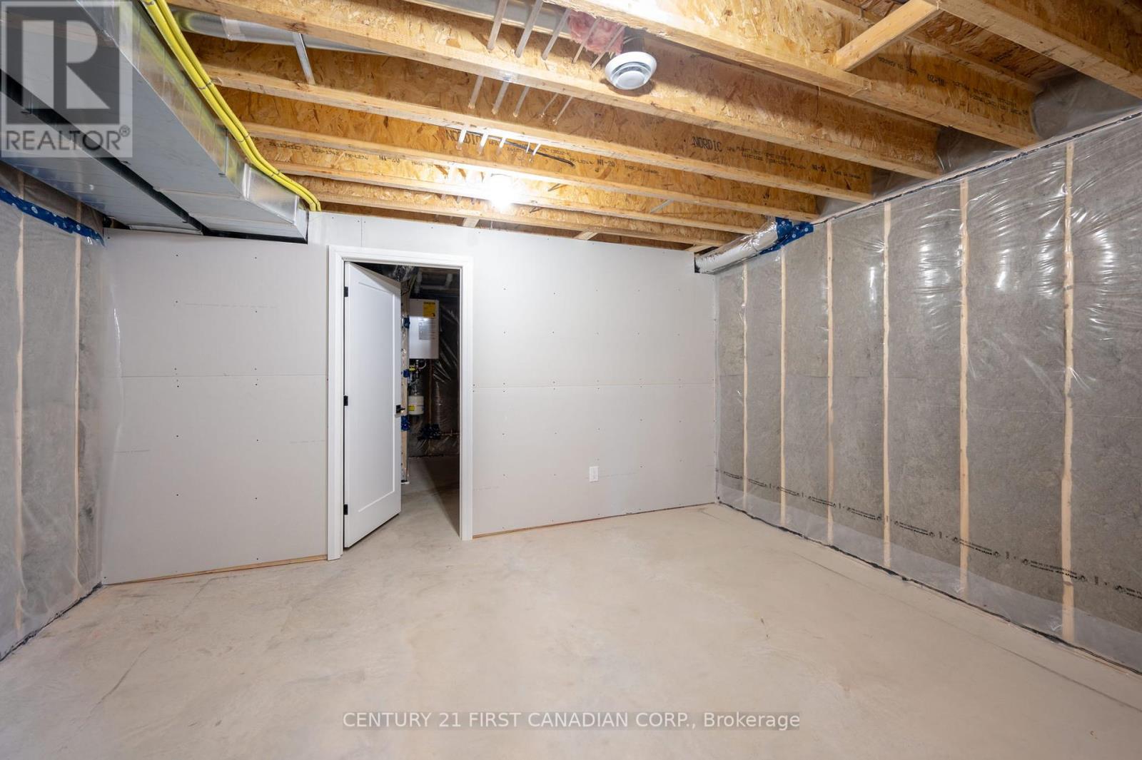 5 - 32 Postma Crescent, North Middlesex (Alisa Craig), Ontario  N0M 1A0 - Photo 25 - X12138843