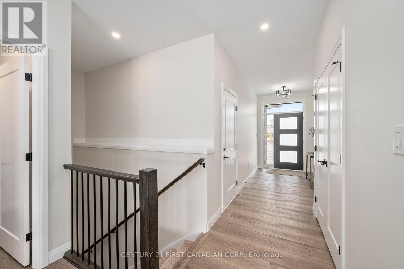 5 - 32 Postma Crescent, North Middlesex (Alisa Craig), Ontario  N0M 1A0 - Photo 3 - X12138843