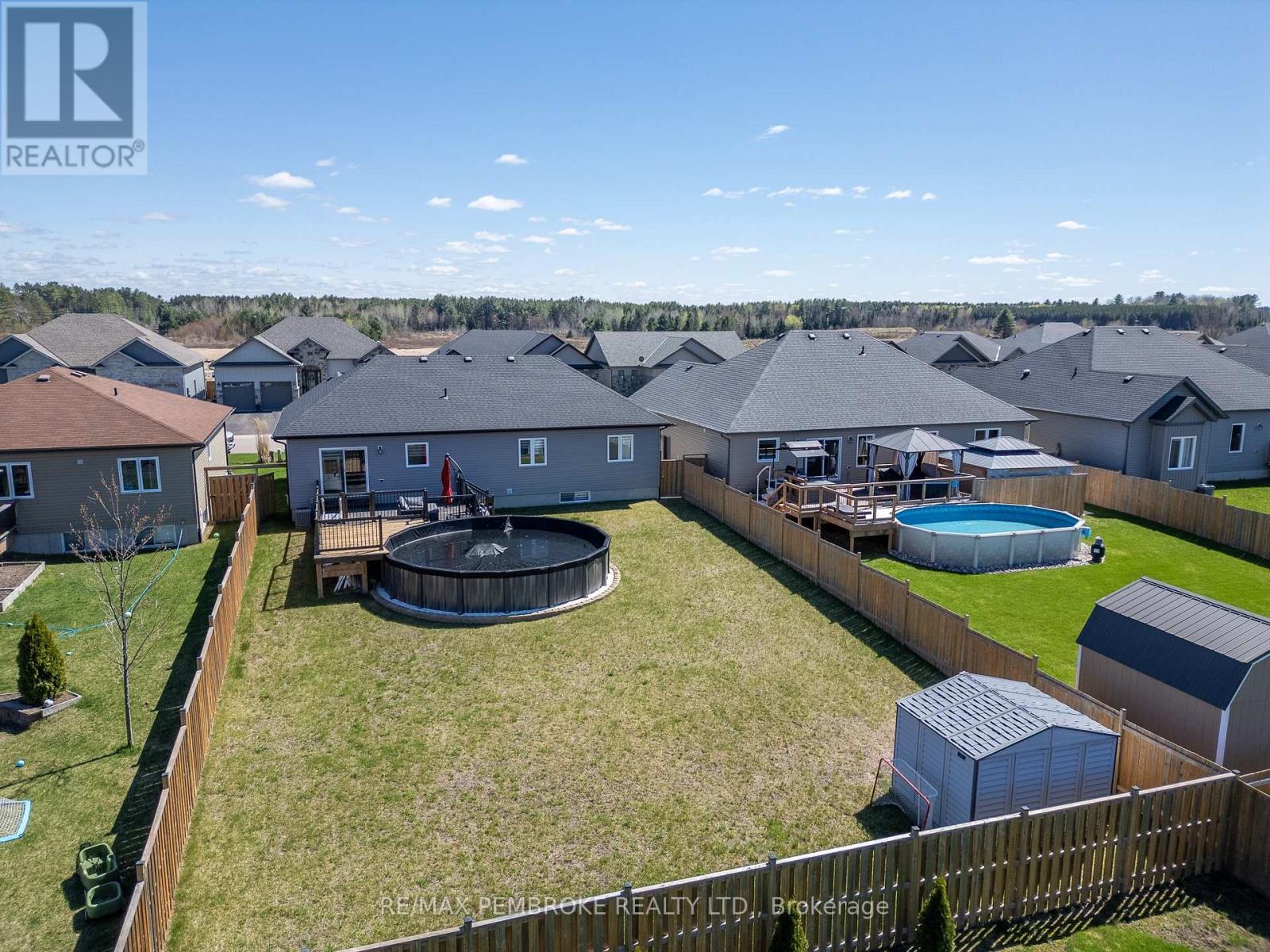 70 Noble Crescent, Petawawa, Ontario  K8H 0E9 - Photo 2 - X12138867