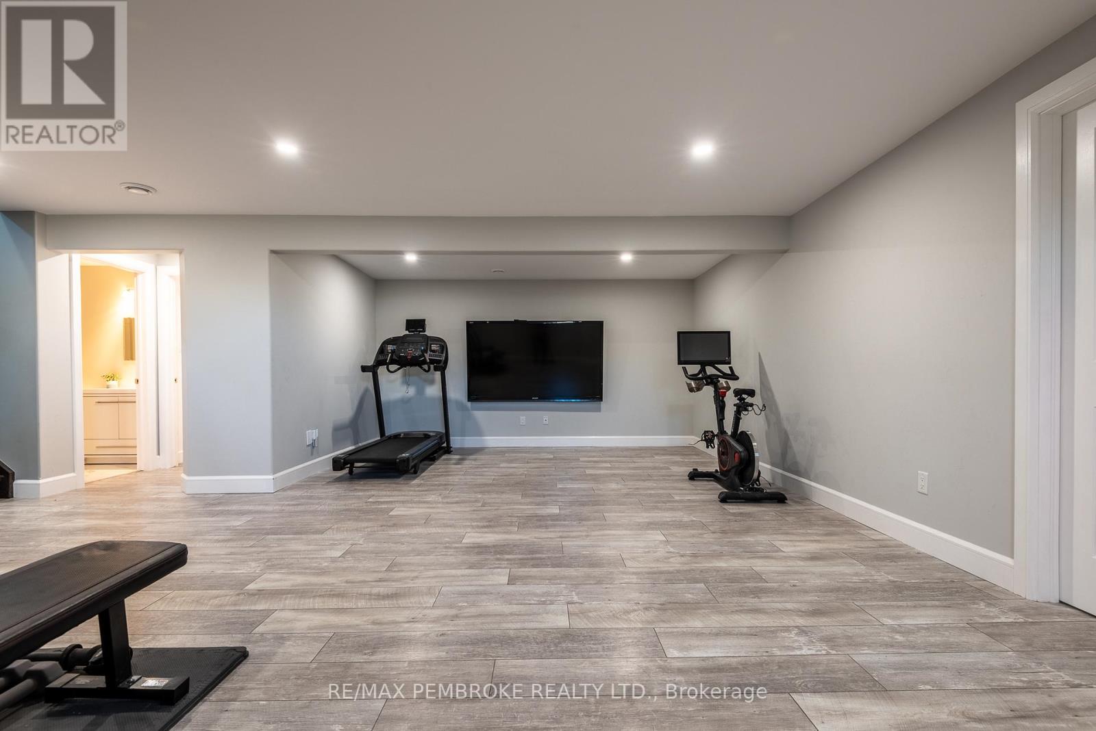 70 Noble Crescent, Petawawa, Ontario  K8H 0E9 - Photo 29 - X12138867