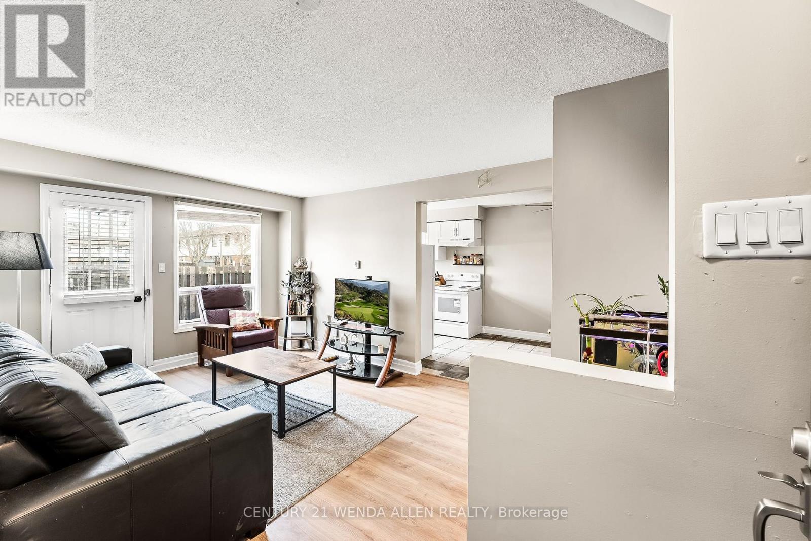 Property at 84 - 960 GLEN STREET image 3