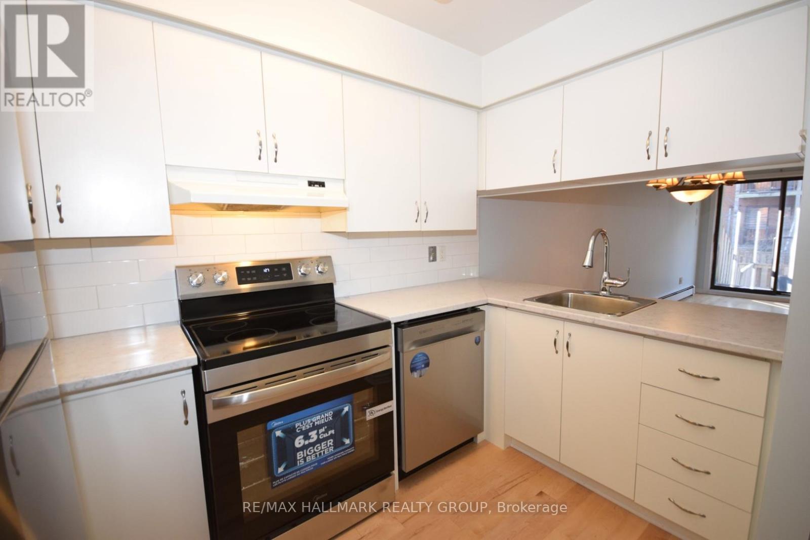 214 Alvin Road, Ottawa, Ontario  K1K 2V1 - Photo 5 - X12138889