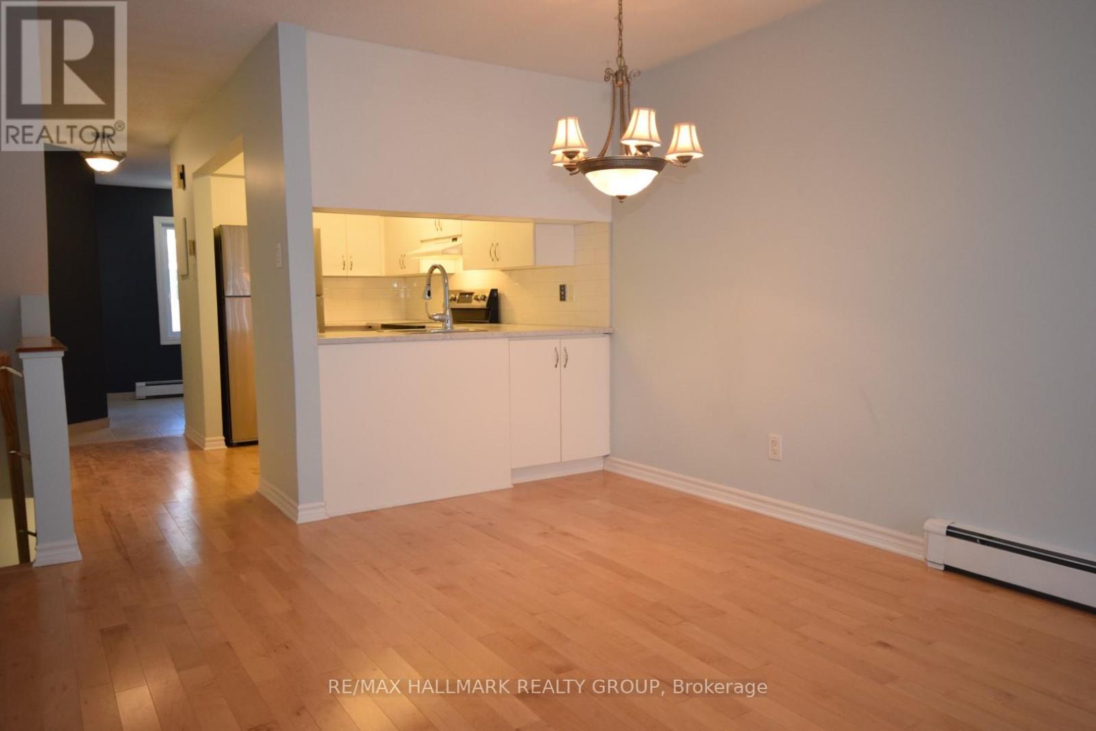 214 Alvin Road, Ottawa, Ontario  K1K 2V1 - Photo 7 - X12138889