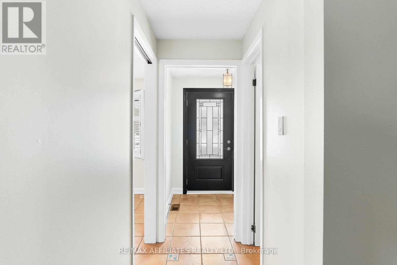 58 Lindhurst Crescent, Ottawa, Ontario  K2G 0T7 - Photo 4 - X12138907