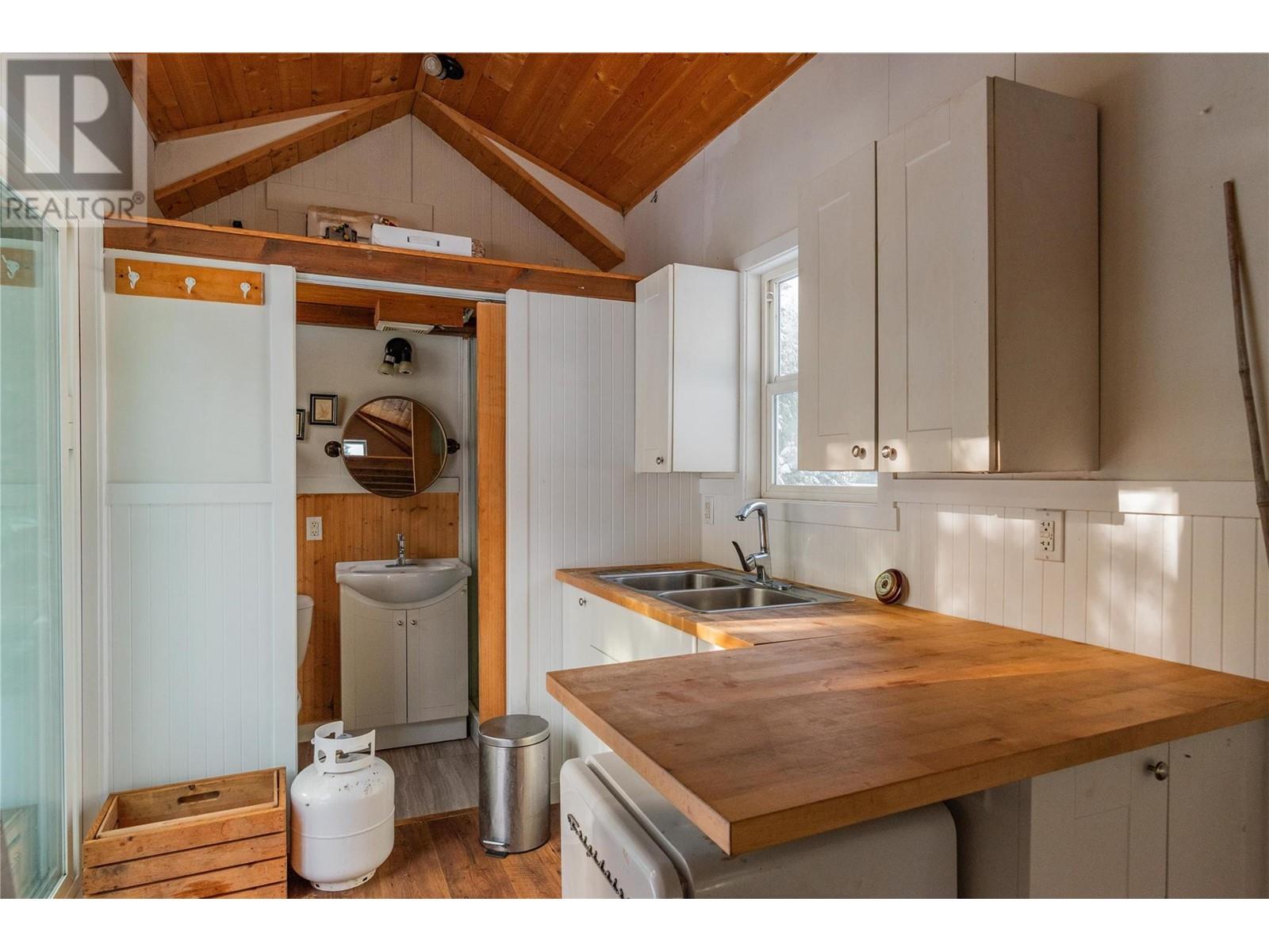 6061 Forest Road, Winlaw, British Columbia  V0G 2J0 - Photo 14 - 10332393