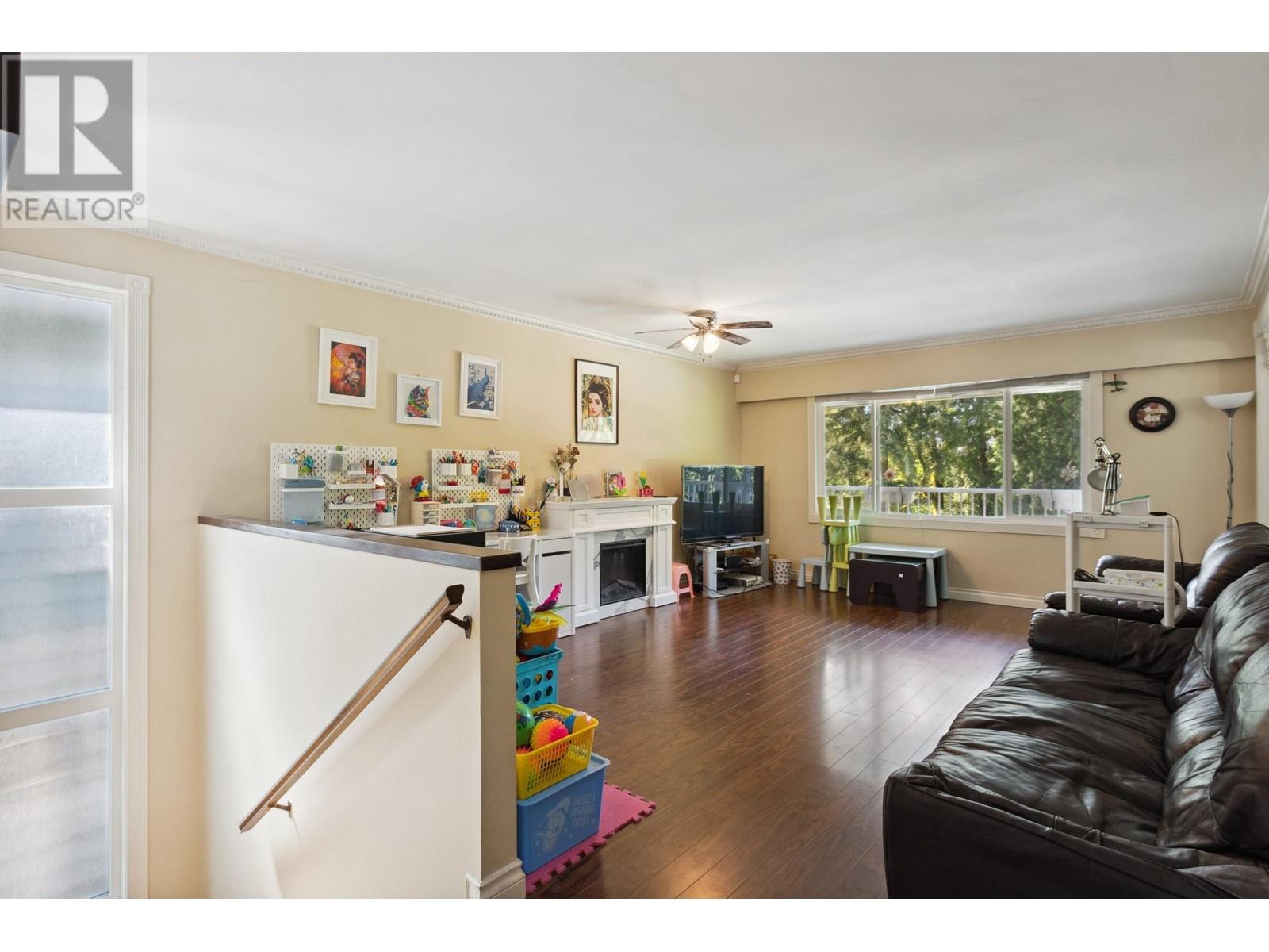 8224 Wedgewood Street, Burnaby, British Columbia  V3N 1C4 - Photo 3 - R2998757