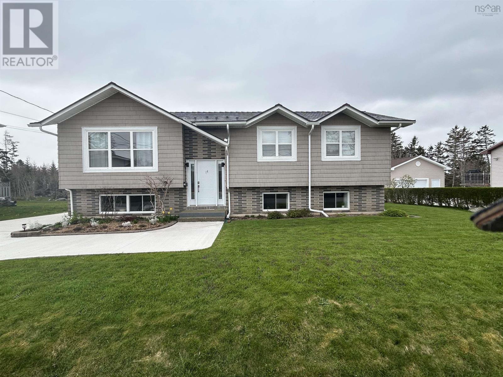14 Sprucewood Crescent, Yarmouth, Nova Scotia  B5A 4N2 - Photo 2 - 202510547