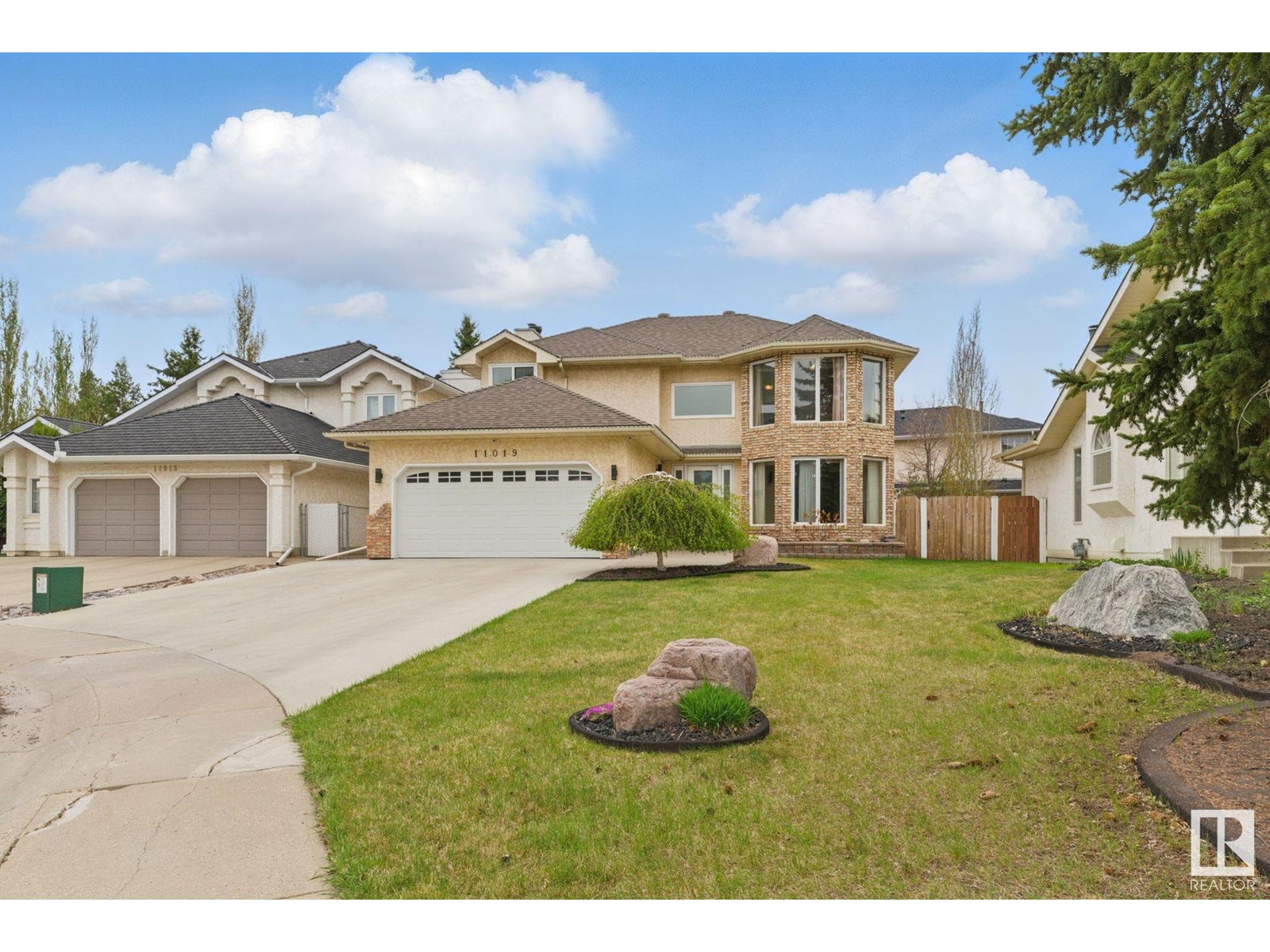Property at 11019 10 AV NW image 1