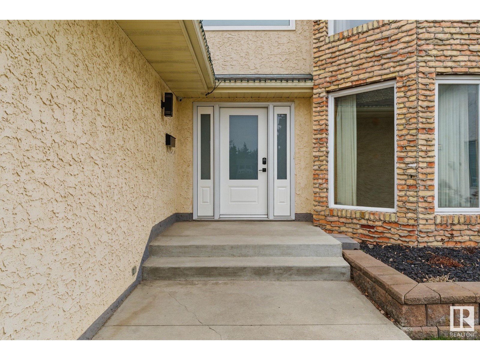 Property at 11019 10 AV NW image 3