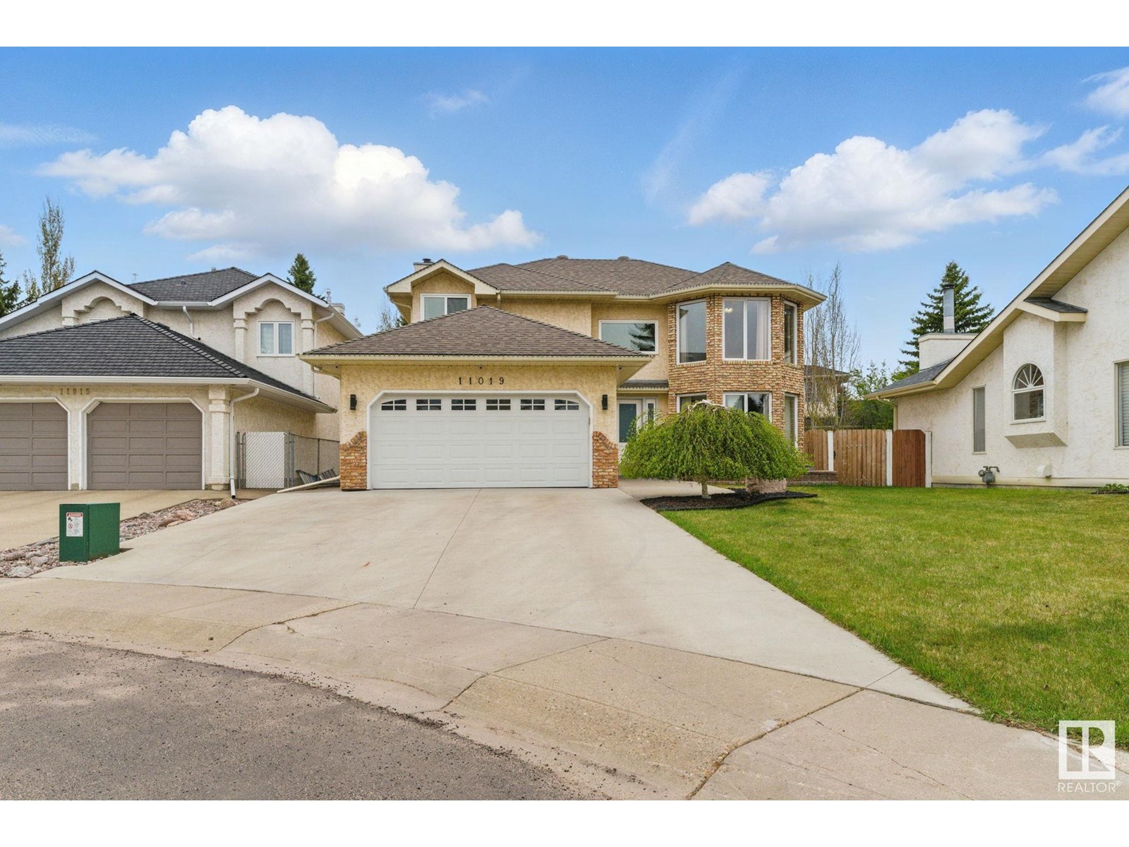 Property at 11019 10 AV NW image 2