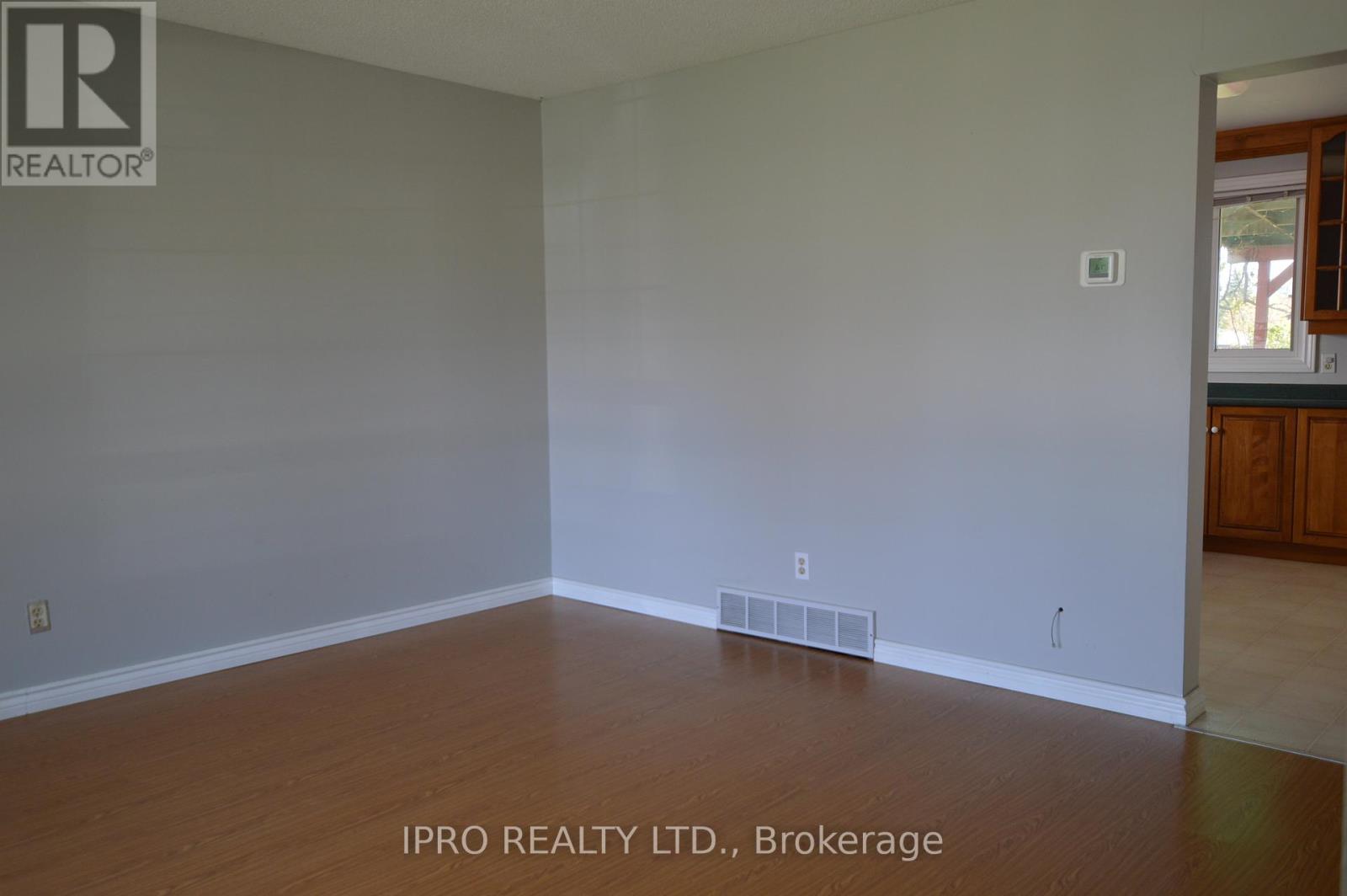 198 Pinedale Drive, Kitchener, Ontario  N2E 1K3 - Photo 4 - X12138991