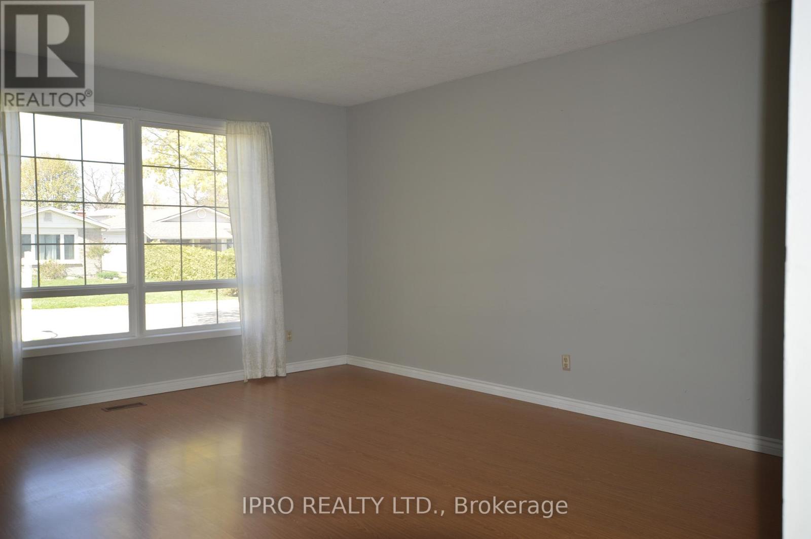 198 Pinedale Drive, Kitchener, Ontario  N2E 1K3 - Photo 5 - X12138991
