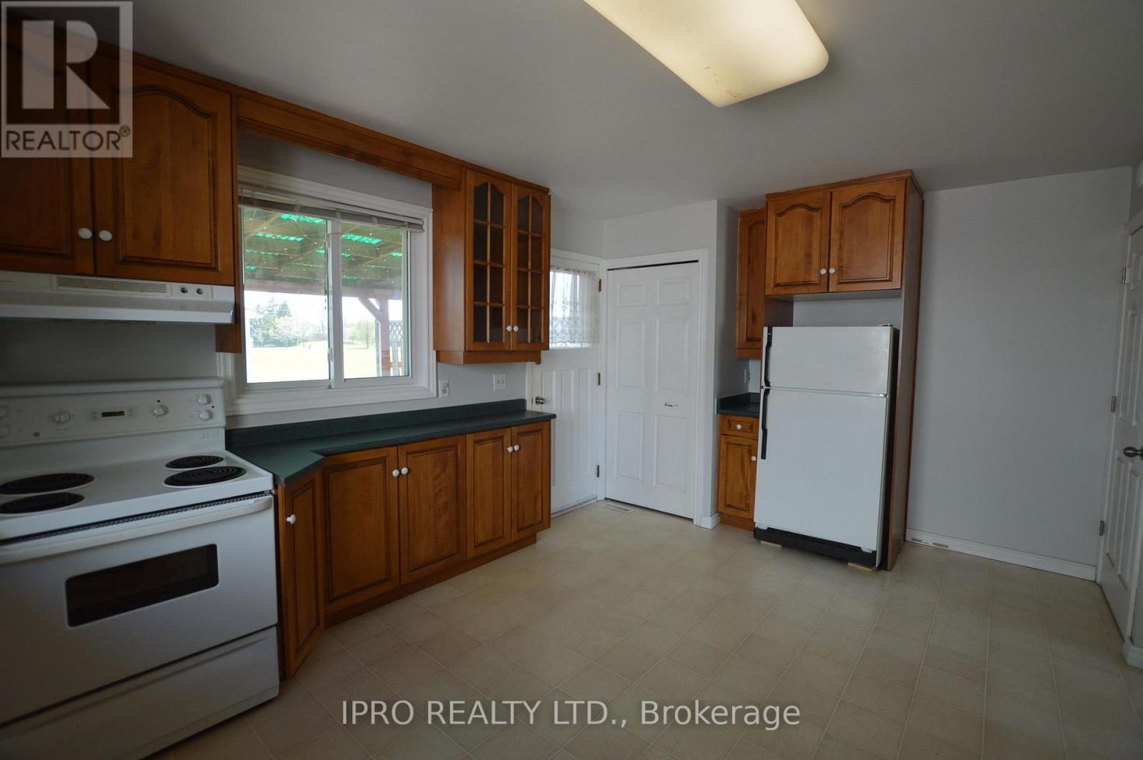 198 Pinedale Drive, Kitchener, Ontario  N2E 1K3 - Photo 7 - X12138991