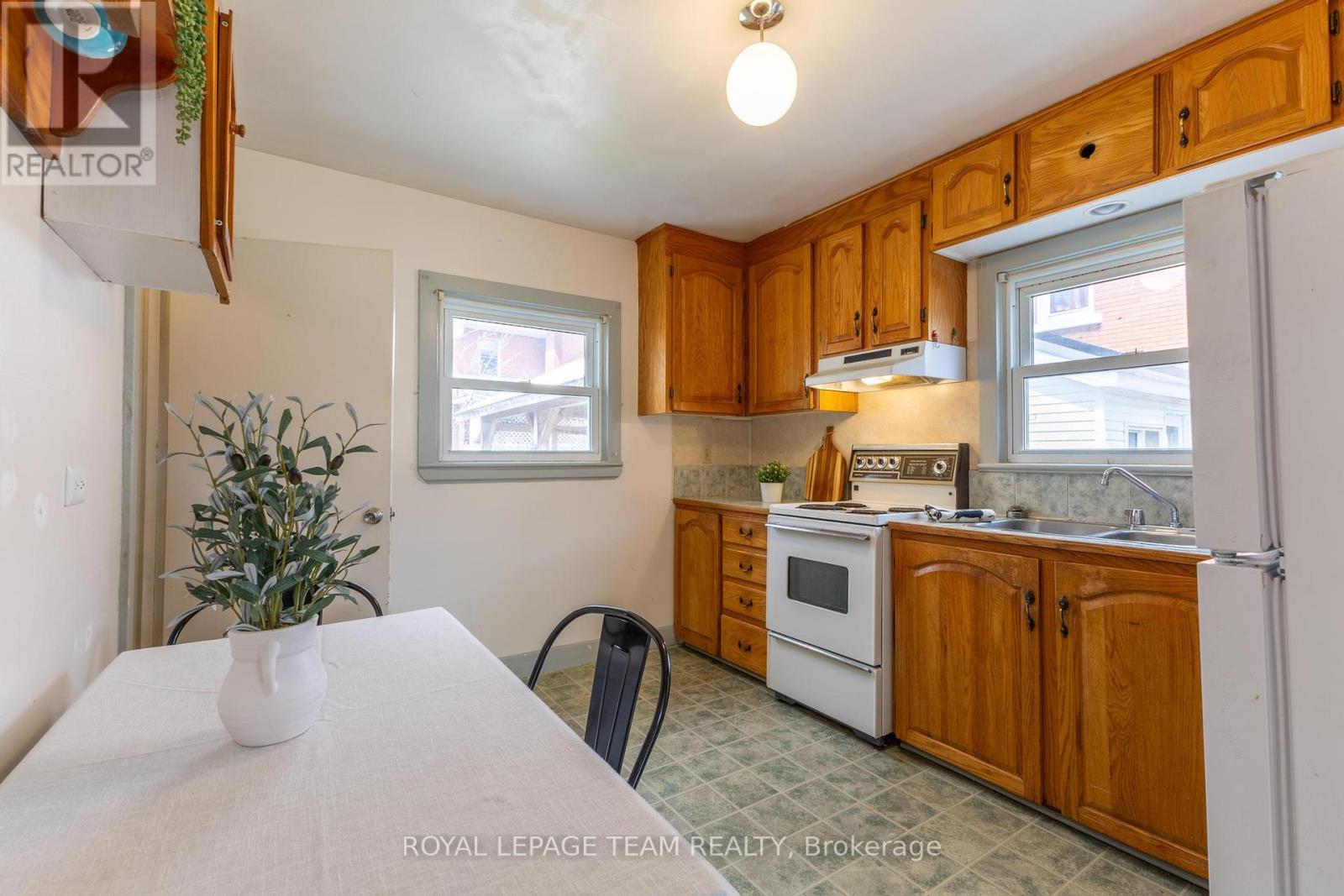 Property at 168 MUNROE AVENUE W image 5