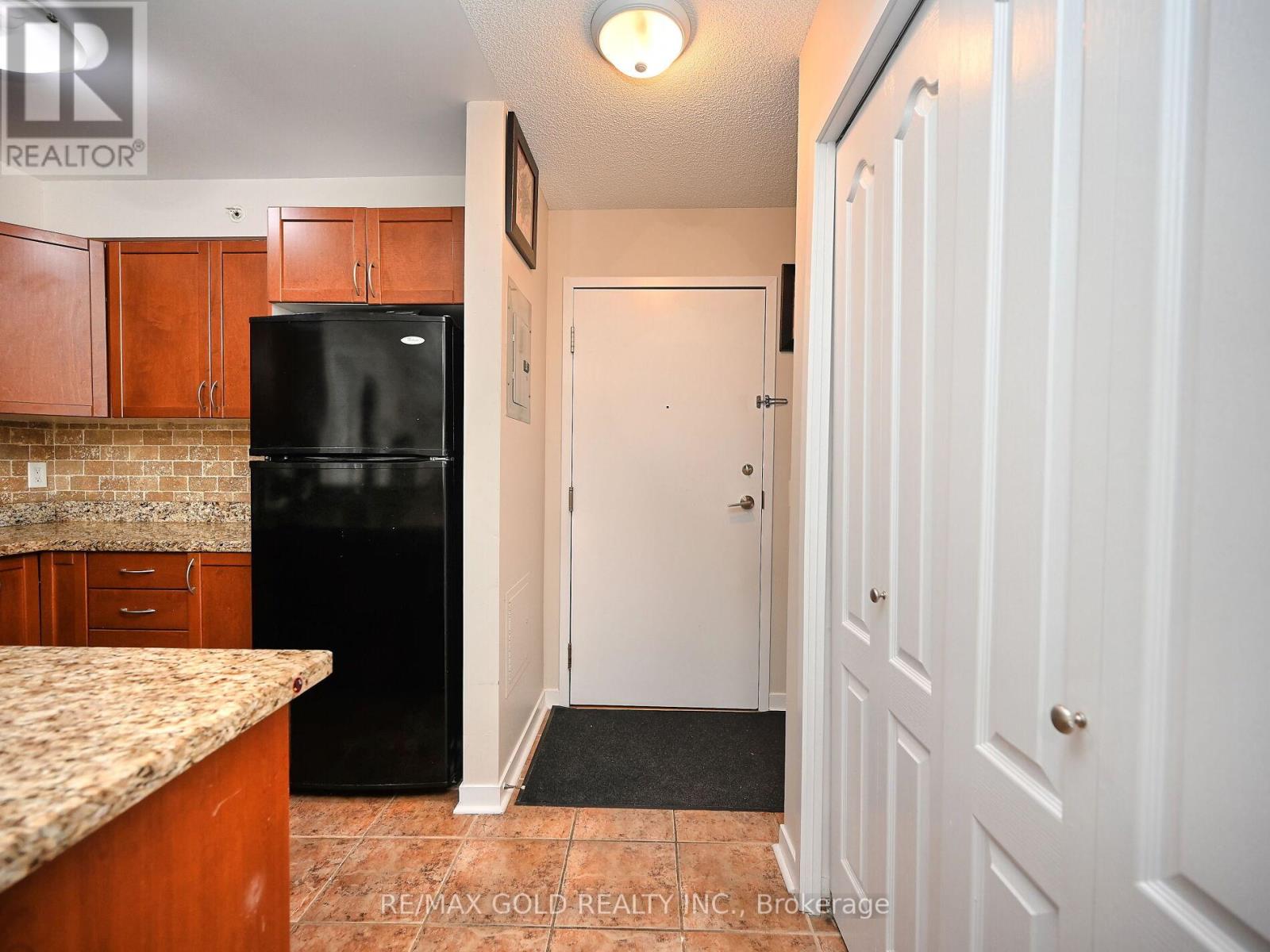1420 - 8 Dayspring Circle, Brampton (Goreway Drive Corridor), Ontario  L6P 2Z7 - Photo 6 - W12139020