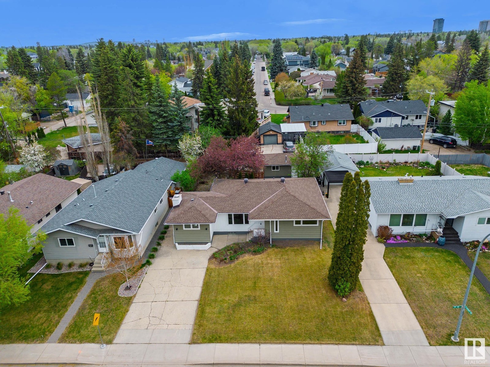 Property at 14622 95 AV NW image 3