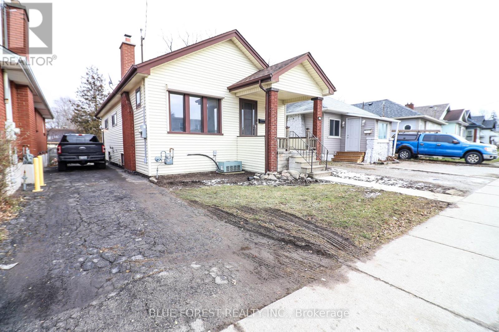 334 Wharncliffe Road S, London South, Ontario  N6J 2L8 - Photo 2 - X12139103