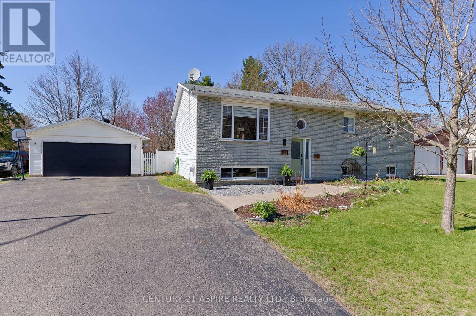 Property at 15 RAVENWOOD CRESCENT image 1
