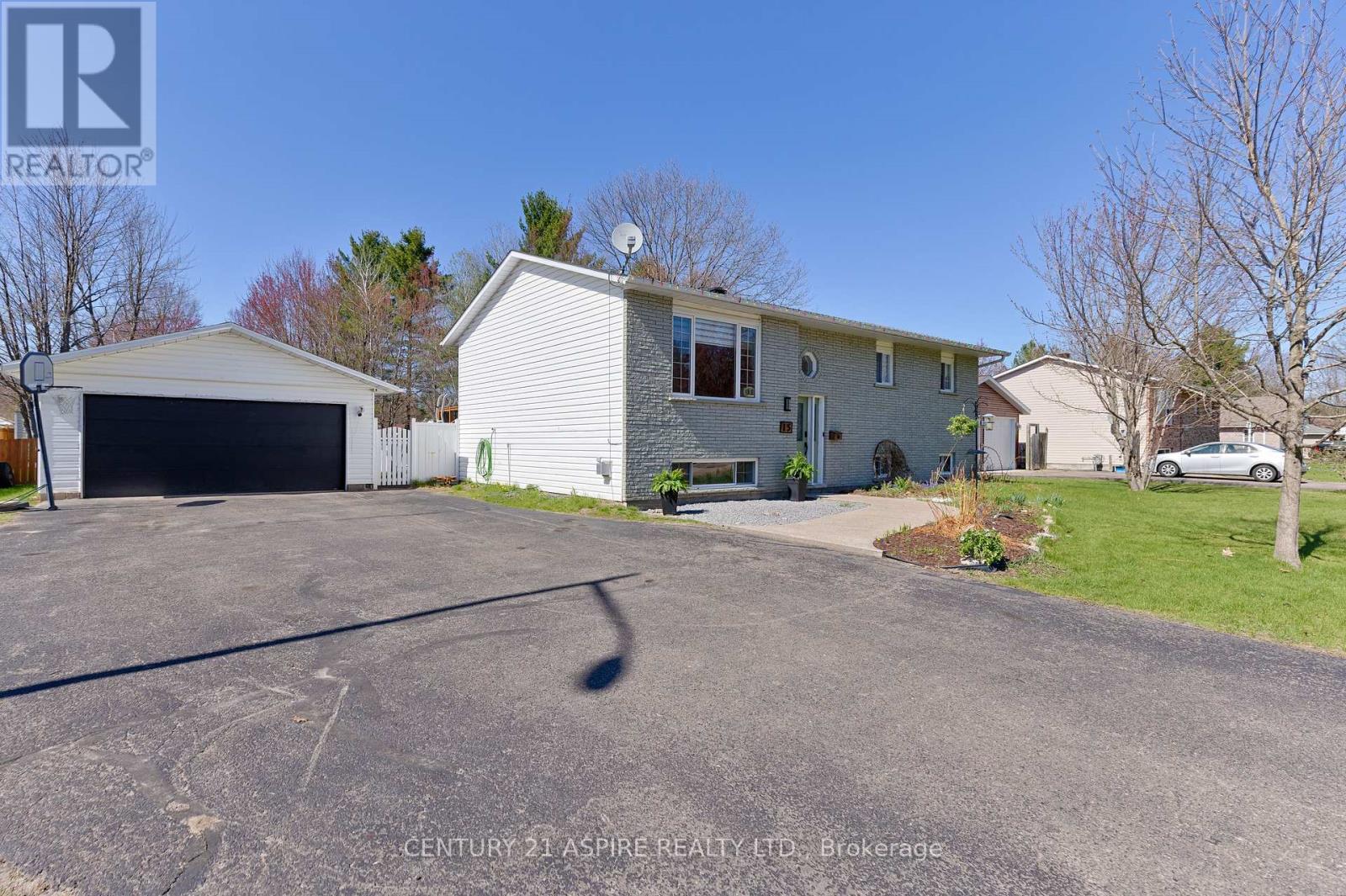 Property at 15 RAVENWOOD CRESCENT image 2