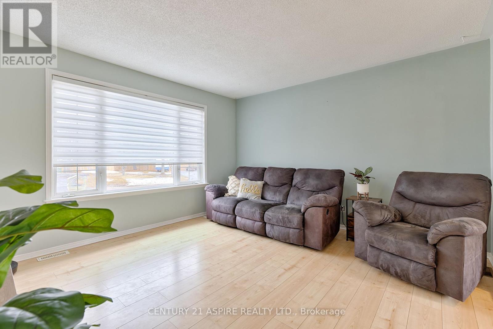 15 Ravenwood Crescent, Petawawa, Ontario  K8H 3M9 - Photo 5 - X12088032