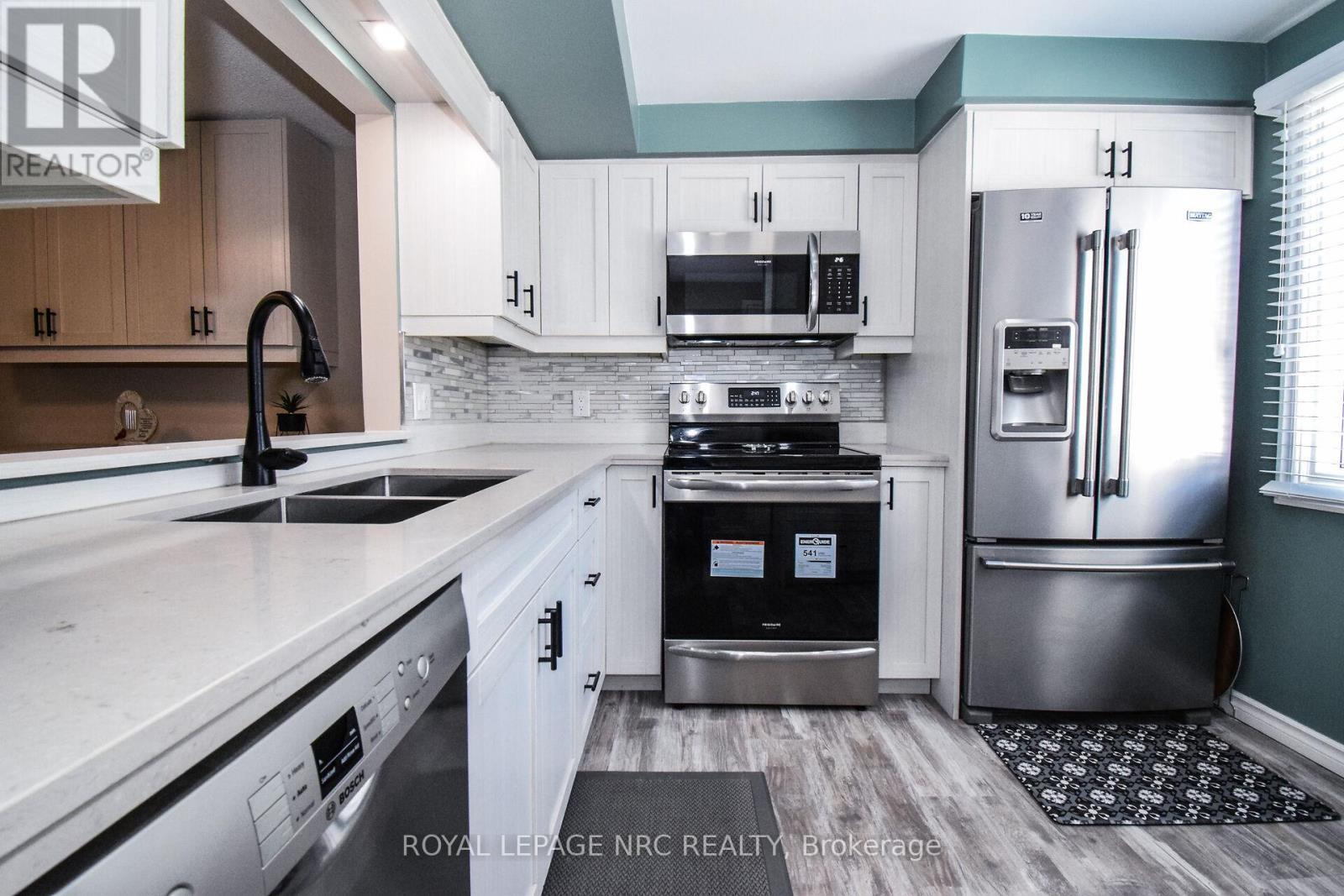 Property at 9 - 50 LAKESHORE ROAD image 5