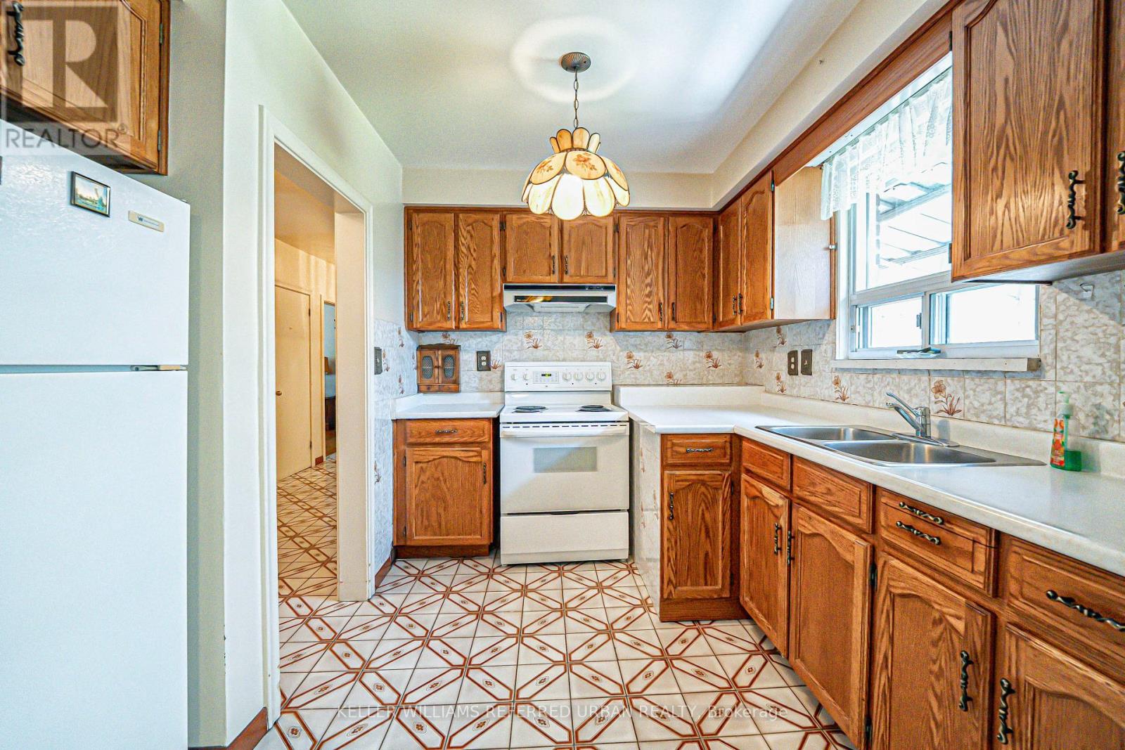 245 Falstaff Avenue, Toronto, Ontario  M6L 2G3 - Photo 8 - W12130819