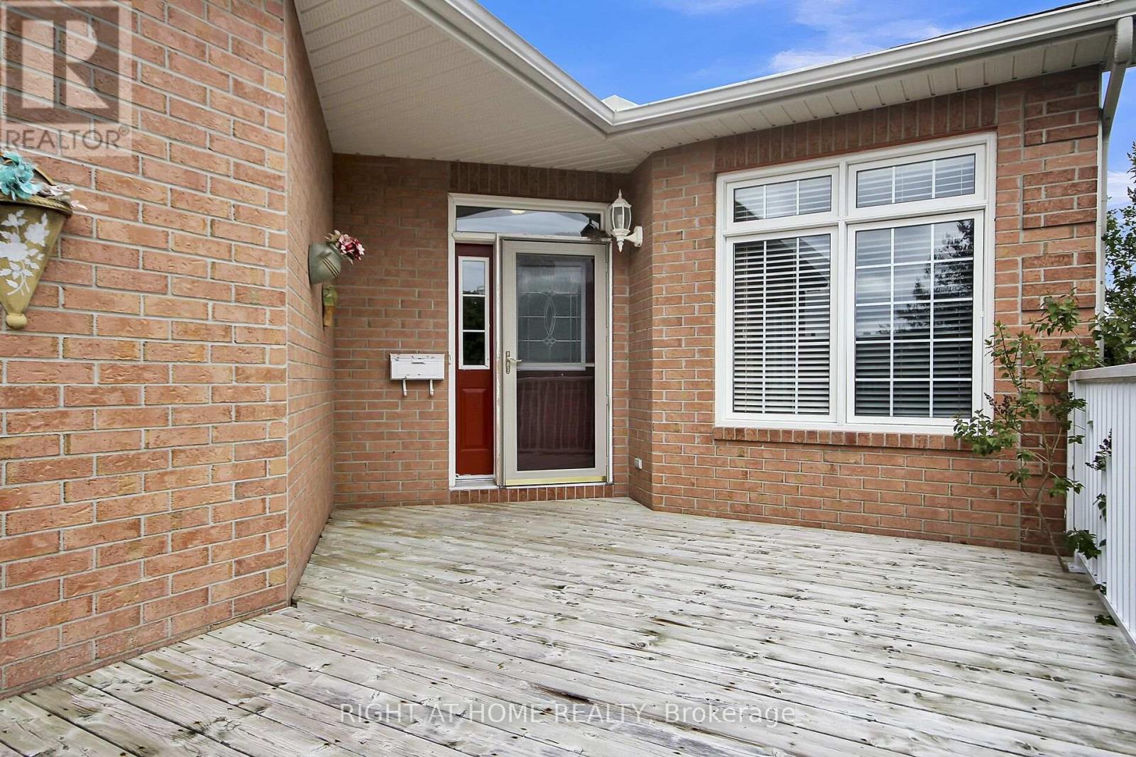 1 Eileen Crescent, Ottawa, Ontario  K2S 1M3 - Photo 2 - X12138923