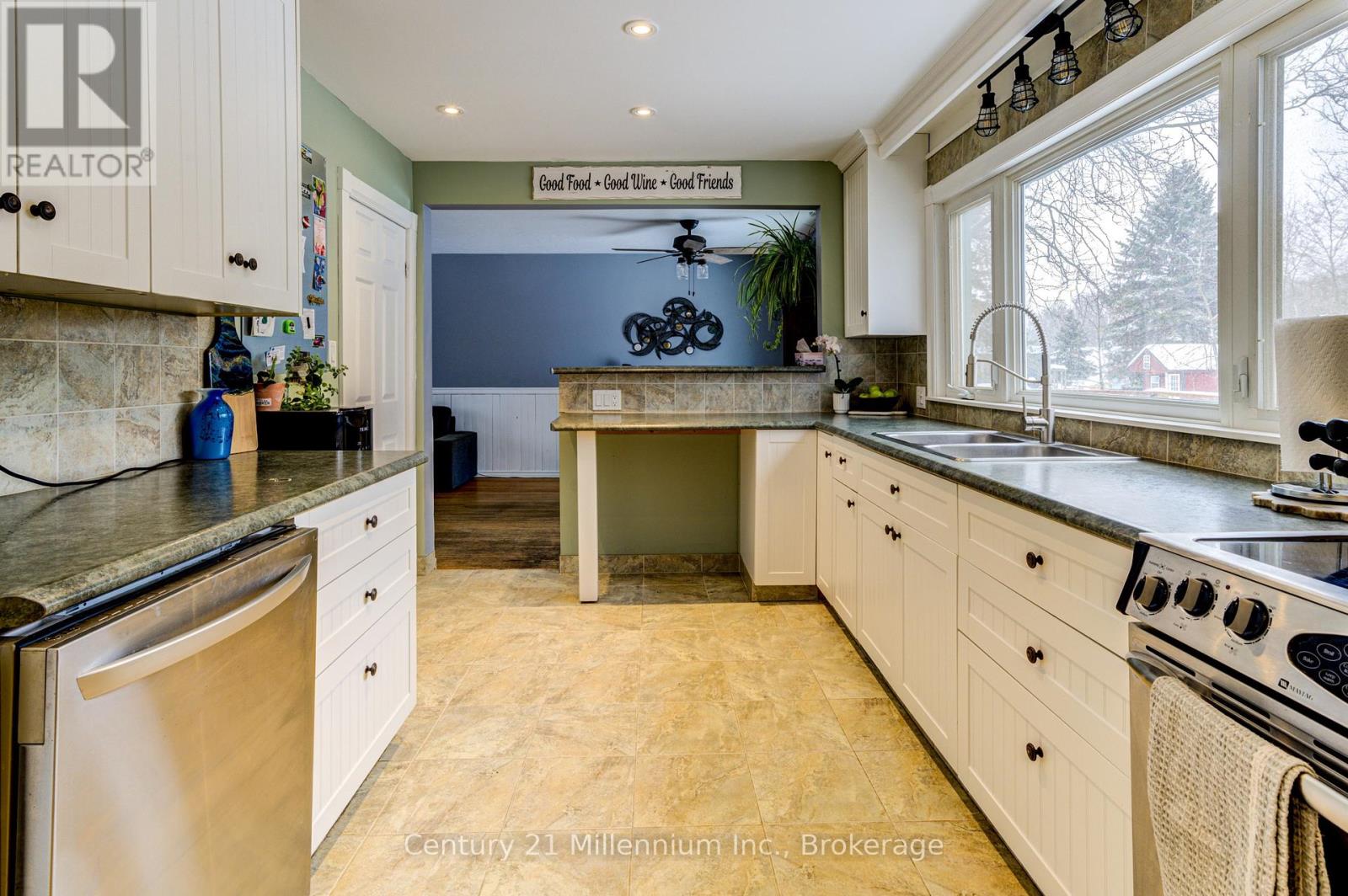 209 Kirkwood Drive, Clearview, Ontario  L0M 1S0 - Photo 3 - S12139365