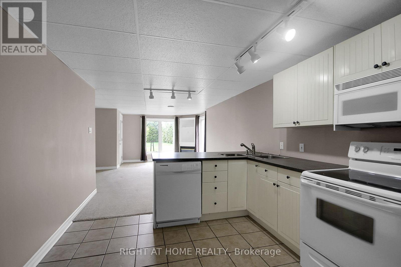1 Eileen Crescent, Ottawa, Ontario  K2S 1M3 - Photo 12 - X12138923