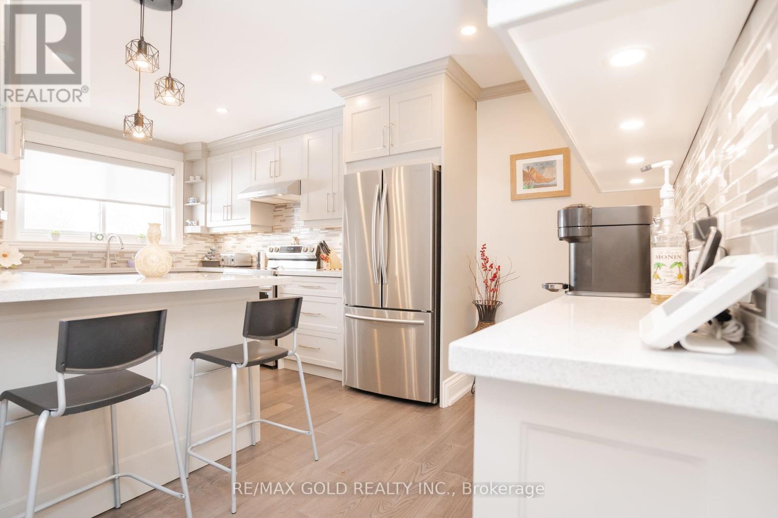 15 Castlemore Drive, Brampton, Ontario  L6W 2V9 - Photo 11 - W12139363