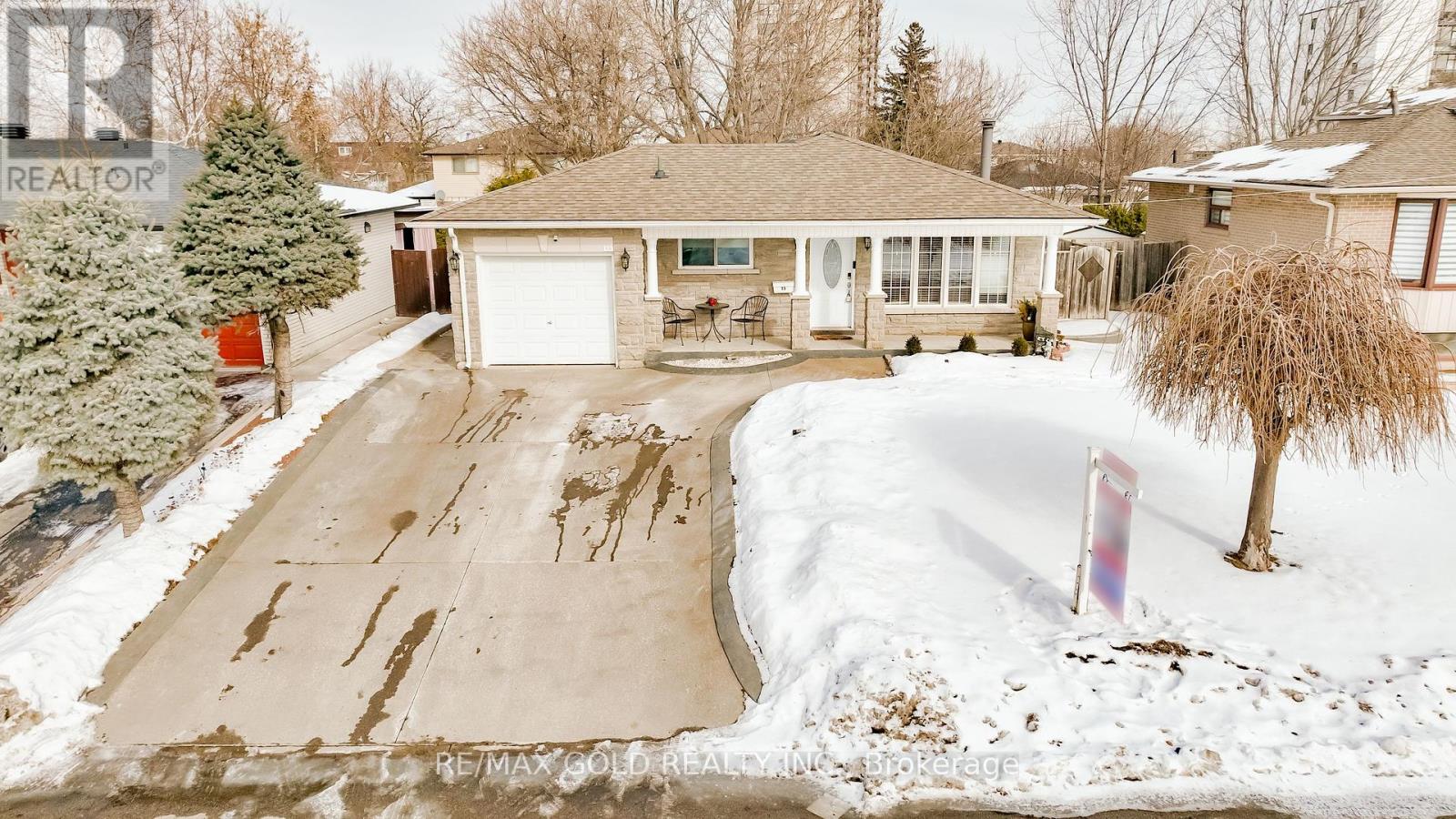 15 Castlemore Drive, Brampton, Ontario  L6W 2V9 - Photo 39 - W12139363