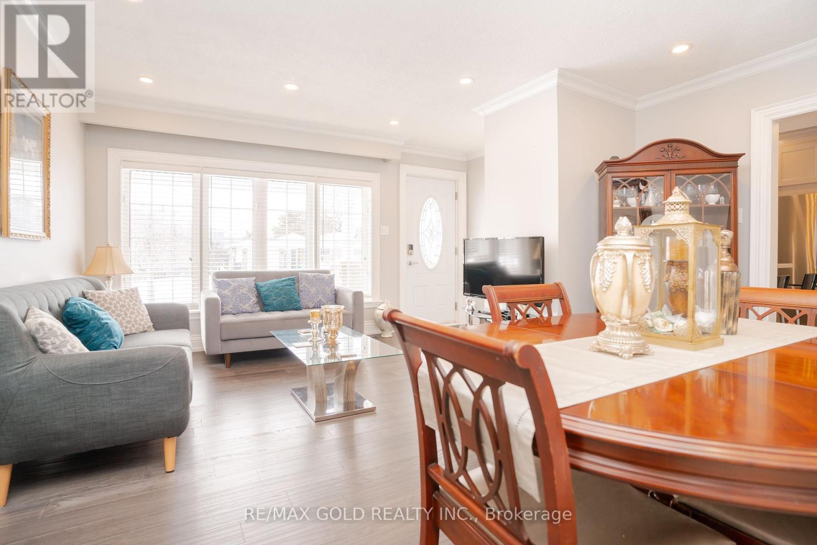 15 Castlemore Drive, Brampton, Ontario  L6W 2V9 - Photo 6 - W12139363