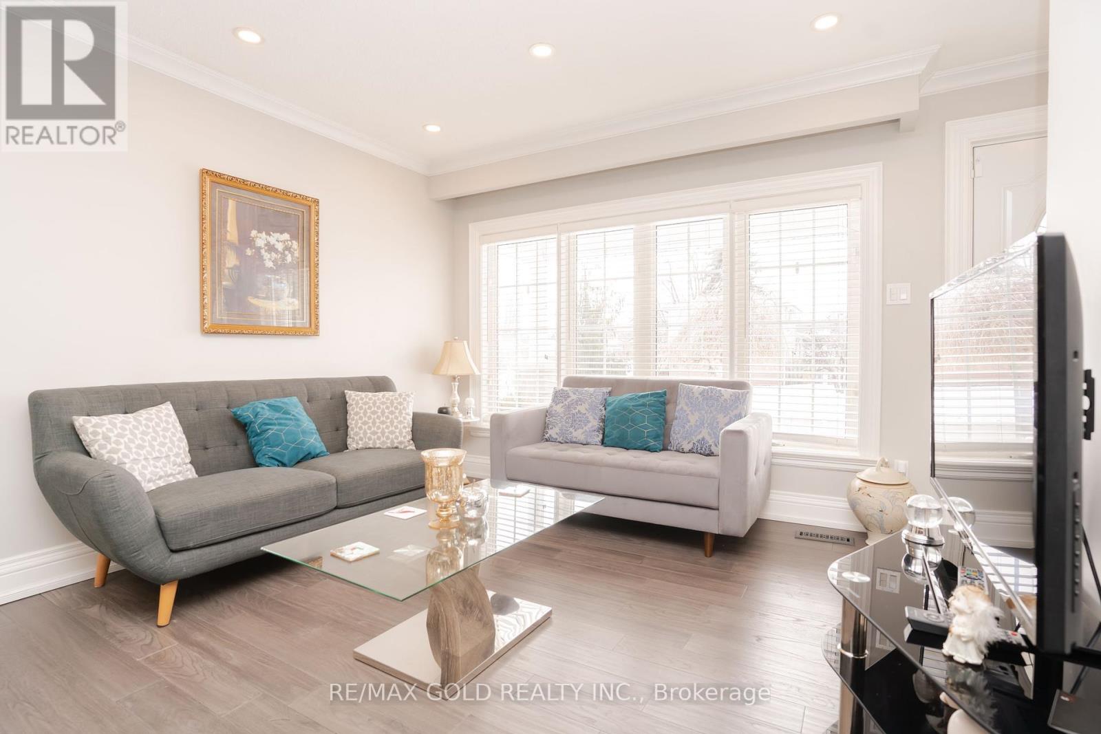 15 Castlemore Drive, Brampton, Ontario  L6W 2V9 - Photo 7 - W12139363