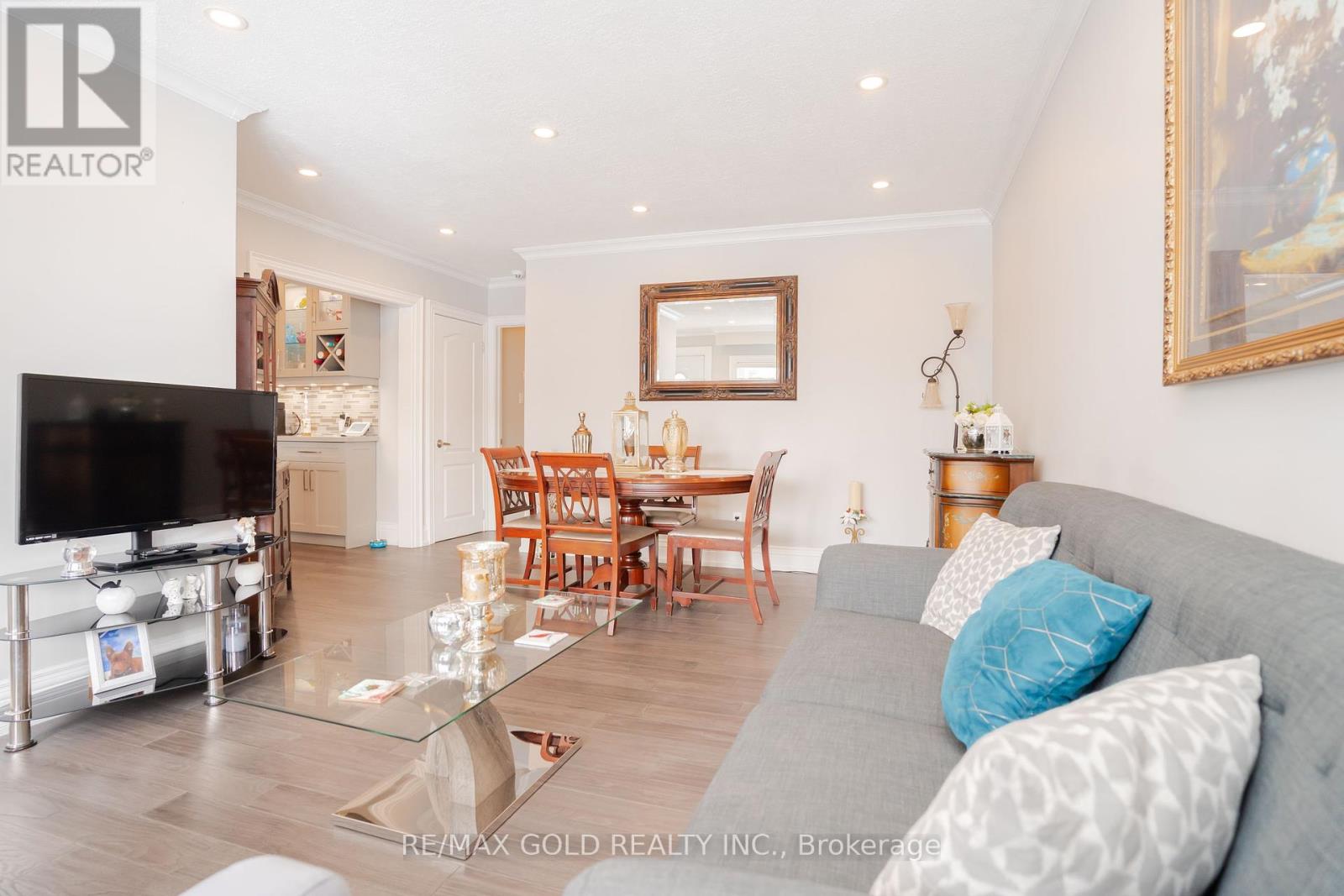 15 Castlemore Drive, Brampton, Ontario  L6W 2V9 - Photo 8 - W12139363