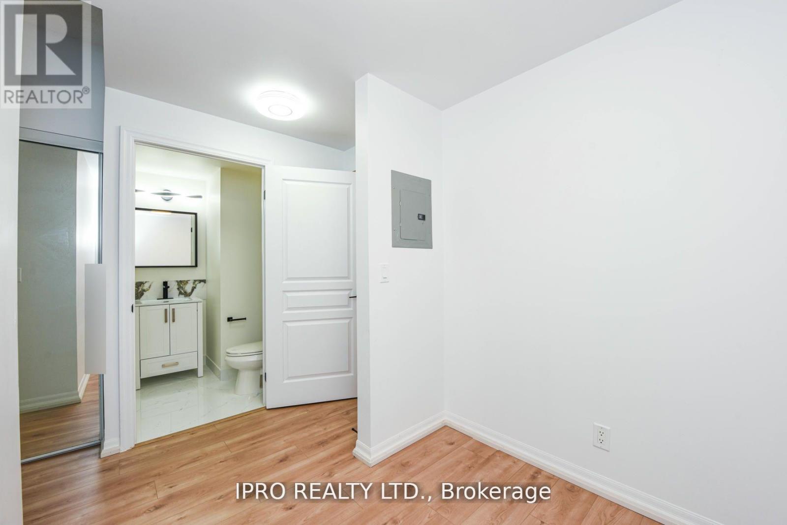 513 - 3939 Duke Of York Boulevard, Mississauga, Ontario  L5B 4N2 - Photo 8 - W12139425