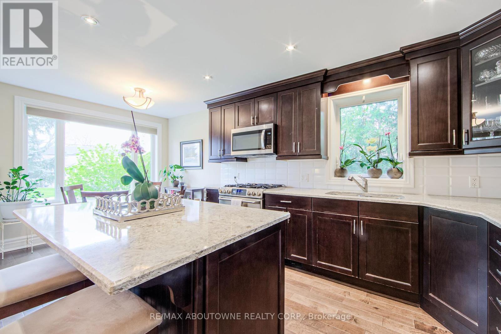 75 Kingswood Road, Oakville, Ontario  L6K 2E2 - Photo 10 - W12136891