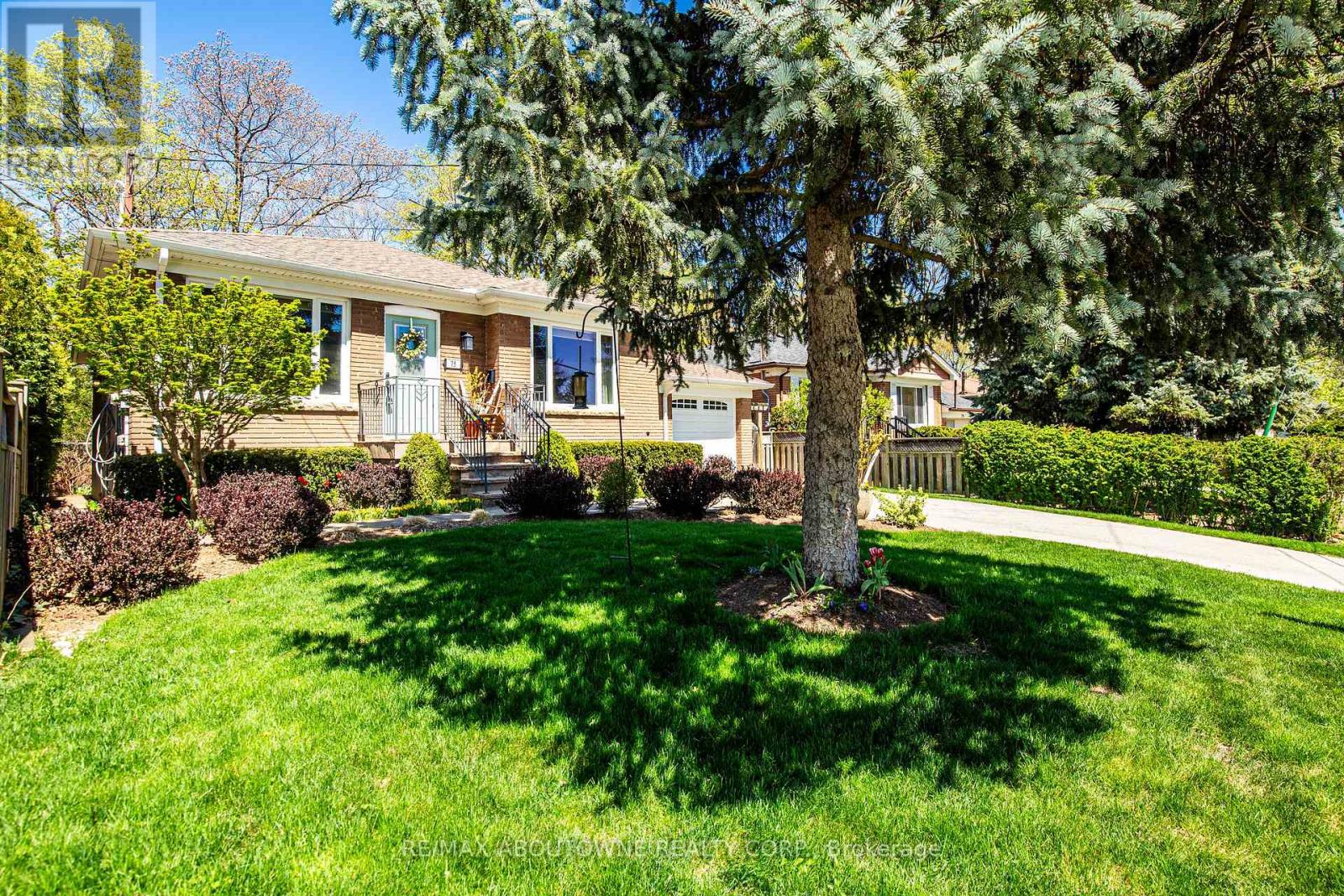 75 Kingswood Road, Oakville, Ontario  L6K 2E2 - Photo 4 - W12136891