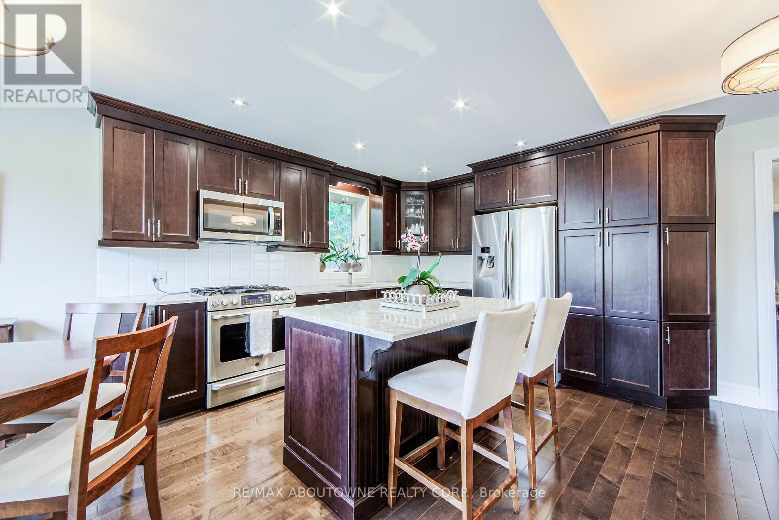 75 Kingswood Road, Oakville, Ontario  L6K 2E2 - Photo 7 - W12136891