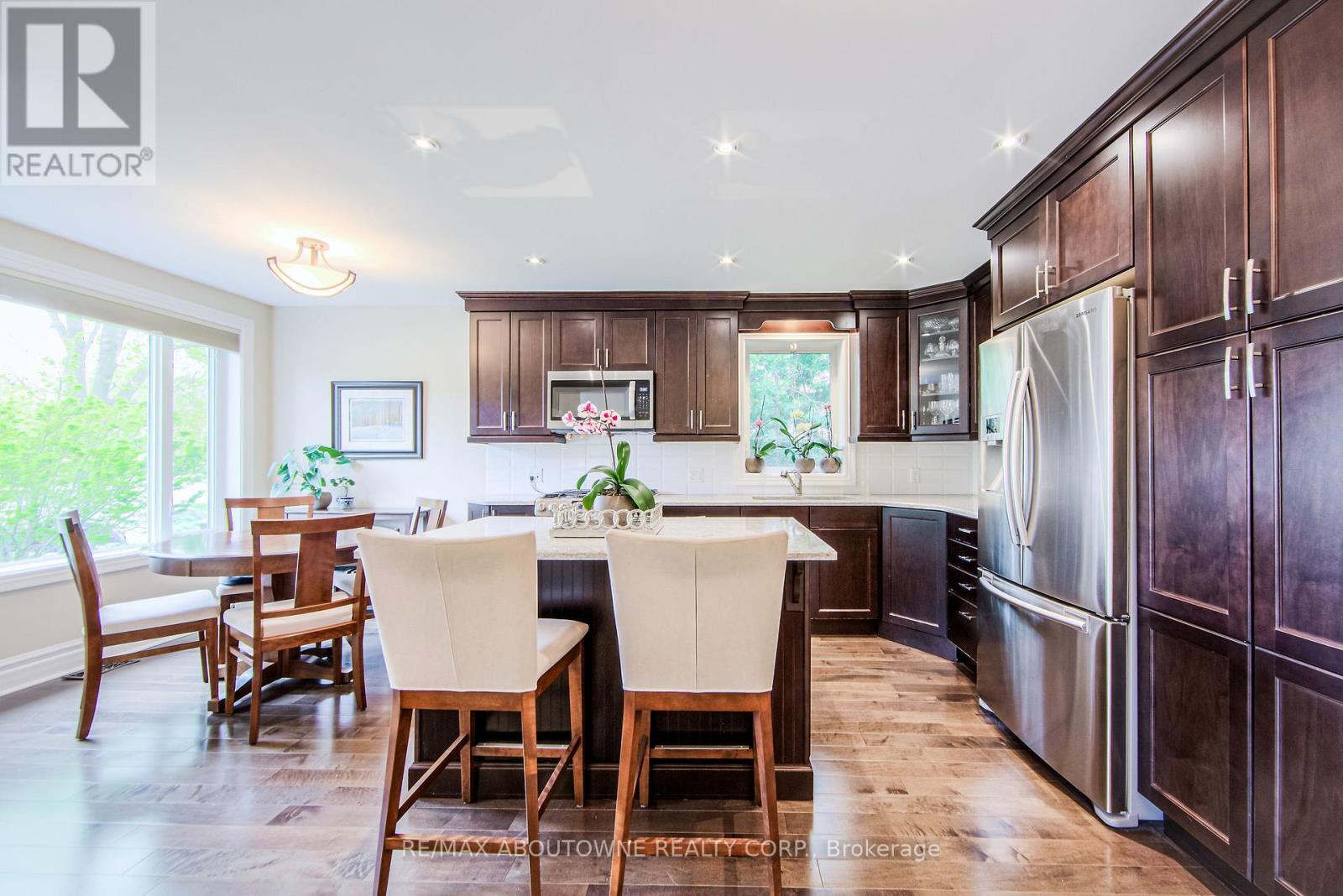 75 Kingswood Road, Oakville, Ontario  L6K 2E2 - Photo 8 - W12136891