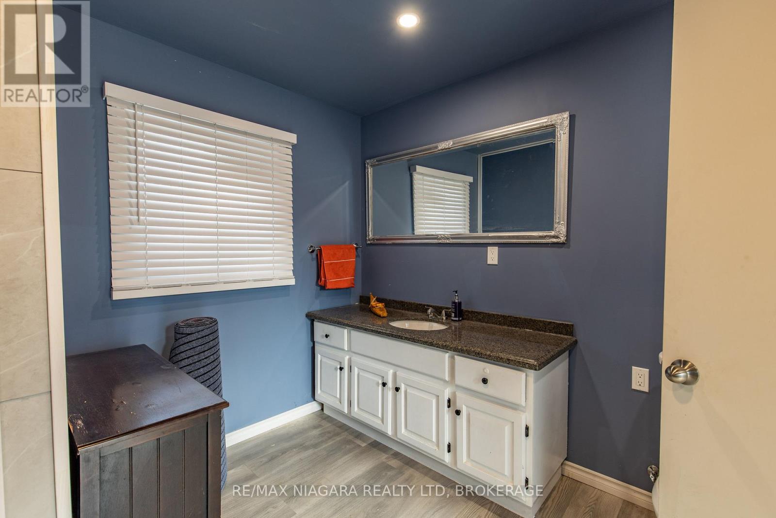 21 Lincoln Avenue, St. Catharines (Oakdale), Ontario  L2P 2C7 - Photo 11 - X12139455