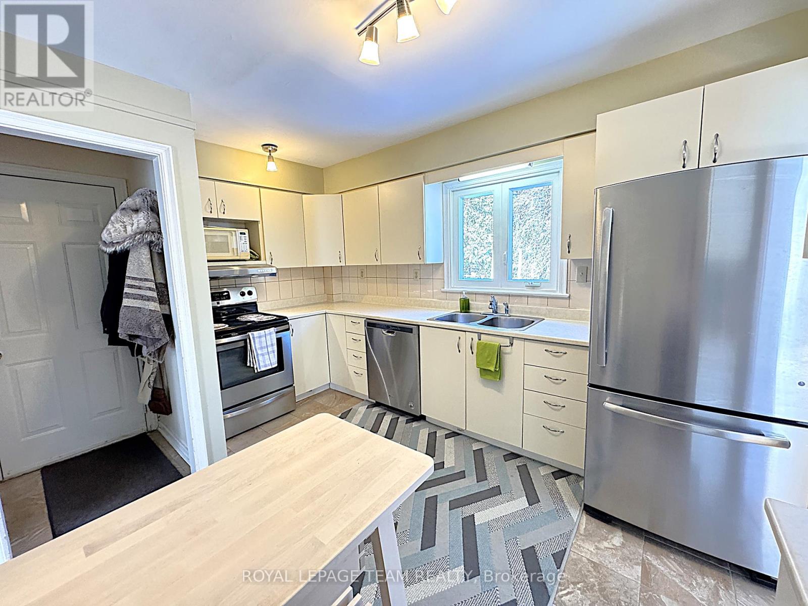 821 Eastbourne Avenue, Ottawa, Ontario  K1K 0H8 - Photo 15 - X12005881